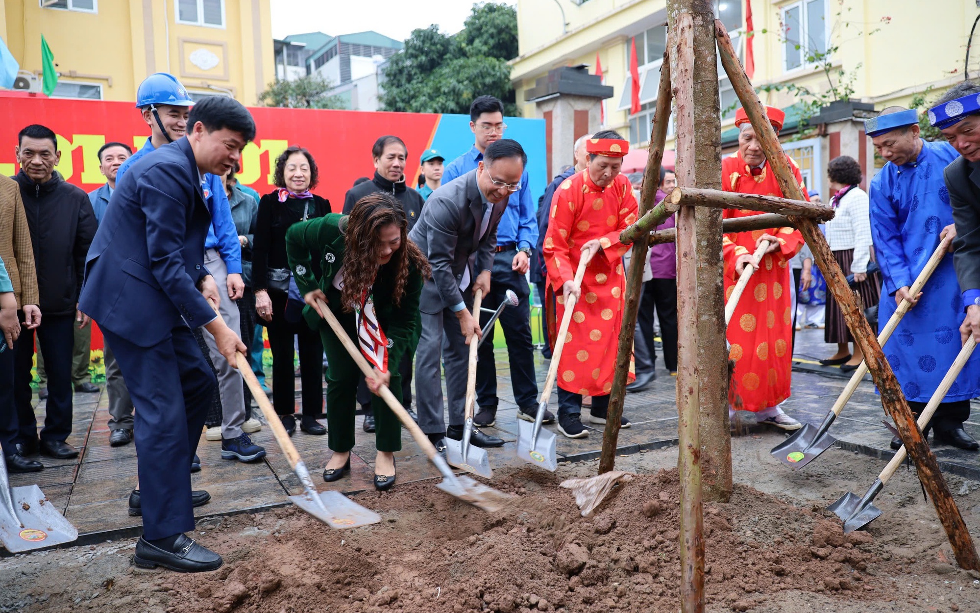 Lãnh đạo phường Tương Mai và Nhân dân tham gia trồng cây xanh tại lễ phát động