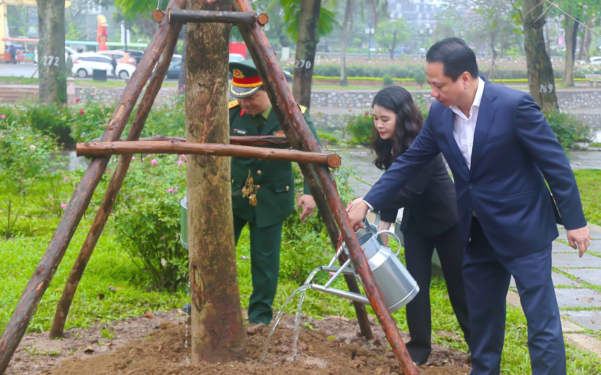 Lãnh đạo phường Hai Bà Trưng hưởng ứng trồng cây tại Lễ phát động