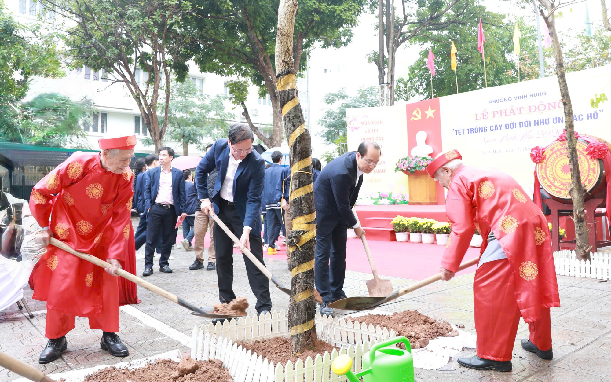 Lãnh đạo phường Vĩnh Hưng và các cụ cao niên trồng cây xanh tại Lễ phát động