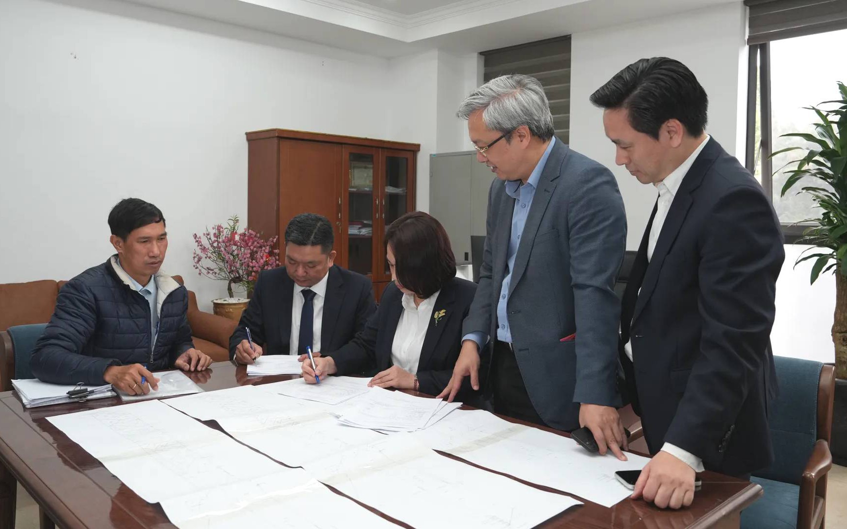 Lãnh đạo phường Nghĩa Đô động viên, giao nhiệm vụ cho các cán bộ ngay những ngày đầu Xuân