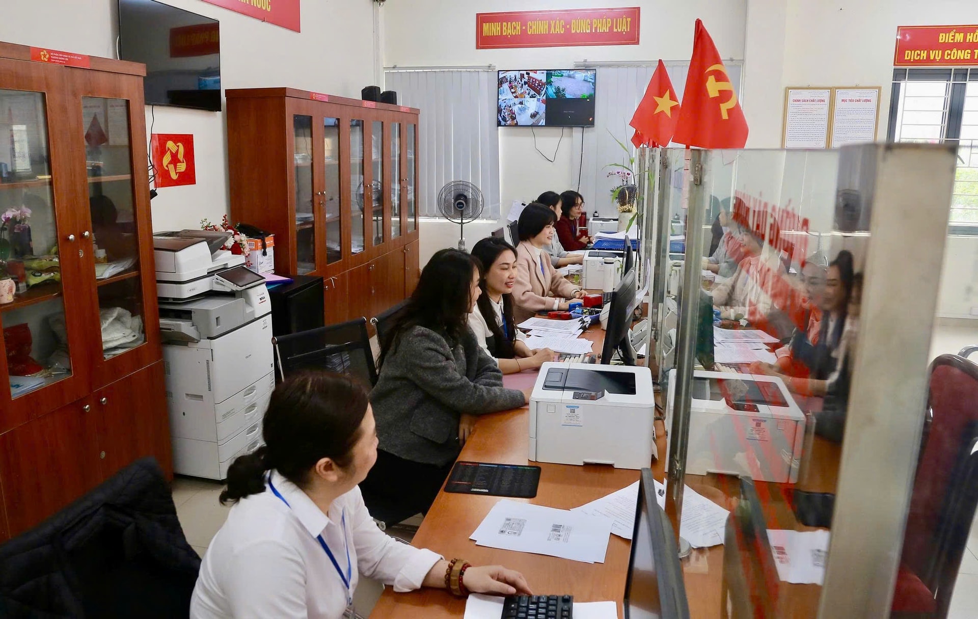 Phường Dương Nội: Bắt tay ngay vào công việc, bảo đảm sự liên tục, thông suốt- Ảnh 2.