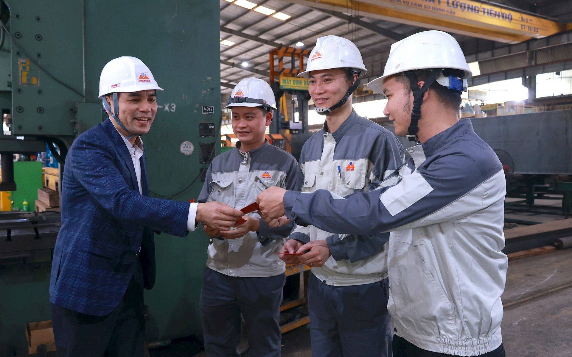 Lãnh đạo Liên đoàn Lao động thành phố Hà Nội thăm, động viên công nhân lao động 