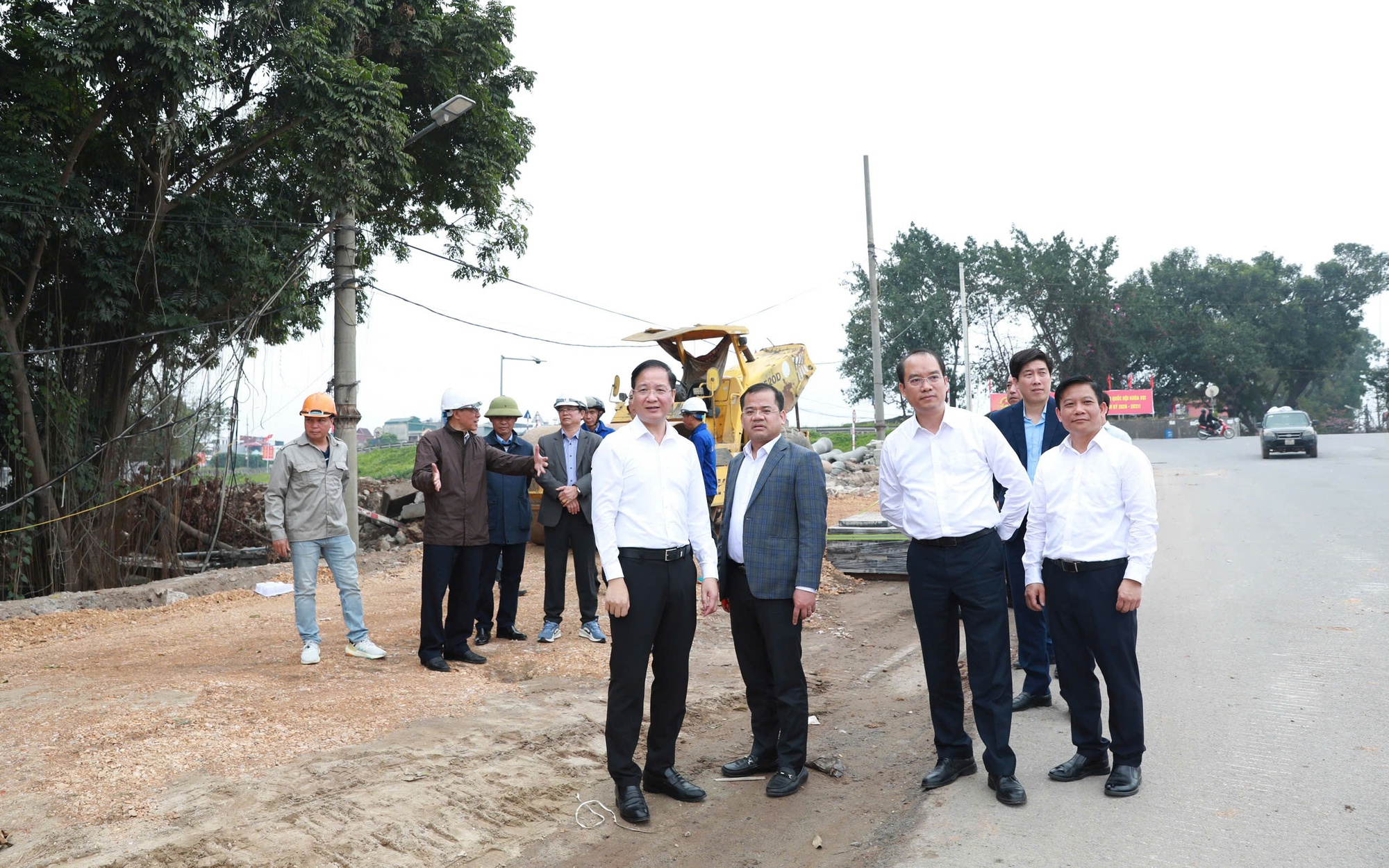 Bí thư Đảng ủy, Chủ tịch HĐND phường Vĩnh Hưng Nguyễn Đức Dũng và các đồng chí Thường trực Đảng ủy kiểm tra dự án Nâng cấp mở rộng đường Lĩnh Nam 