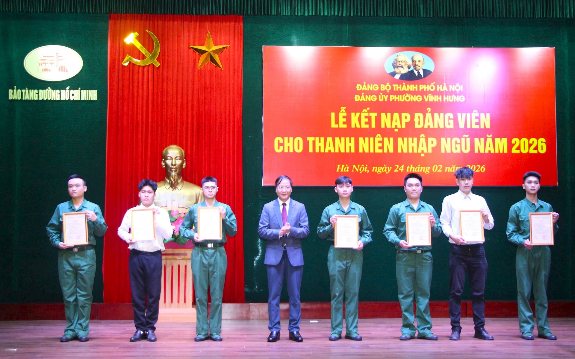 Bí thư Đảng ủy, Chủ tịch HĐND phường Vĩnh Hưng Nguyễn Đức Dũng trao quyết định kết nạp đảng viên cho 7 quần chúng ưu tú là tân binh nhập ngũ năm 2026