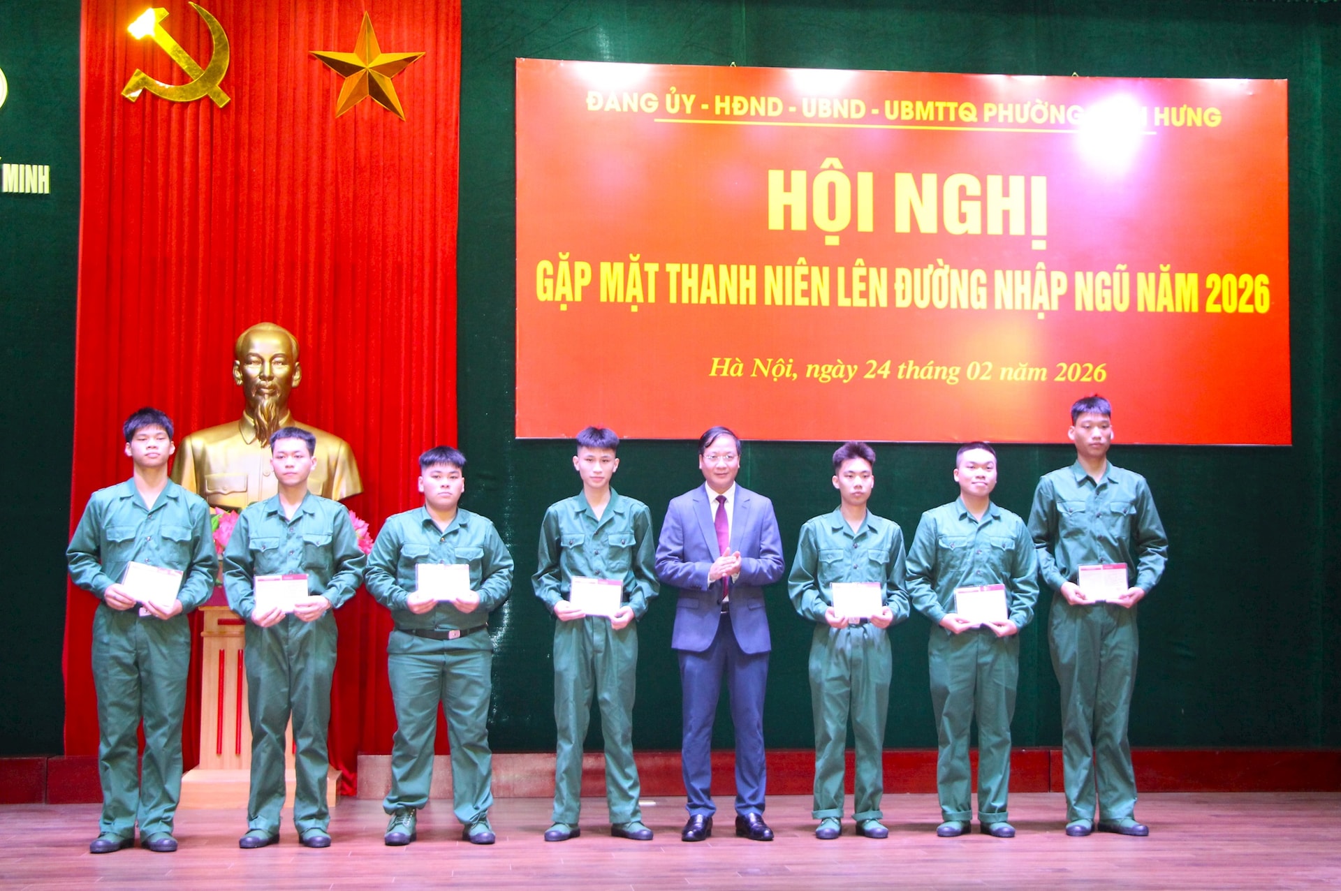 Phường Vĩnh Hưng: Kết nạp đảng 7 tân binh chuẩn bị lên đường nhập ngũ- Ảnh 2.