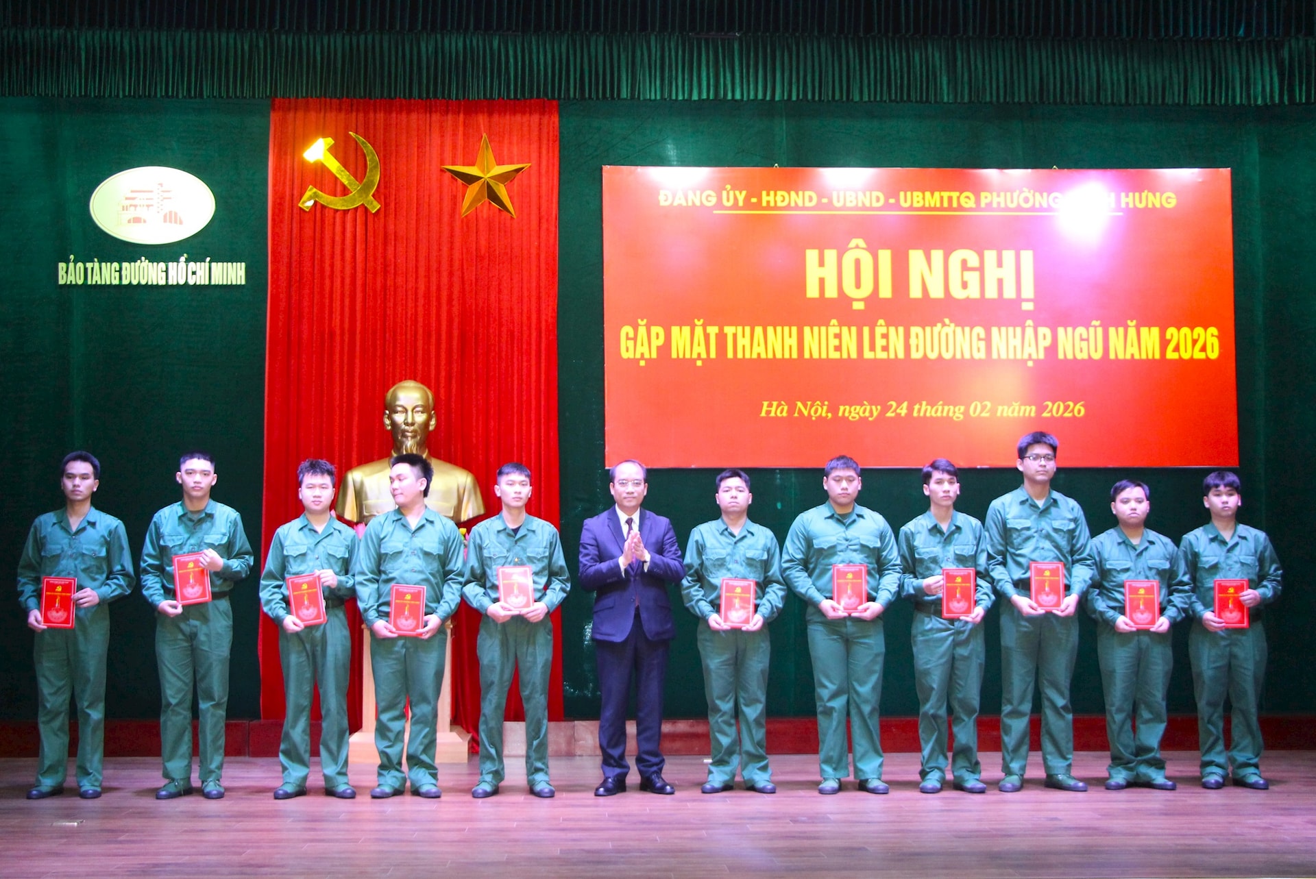 Phường Vĩnh Hưng: Kết nạp đảng 7 tân binh chuẩn bị lên đường nhập ngũ- Ảnh 3.