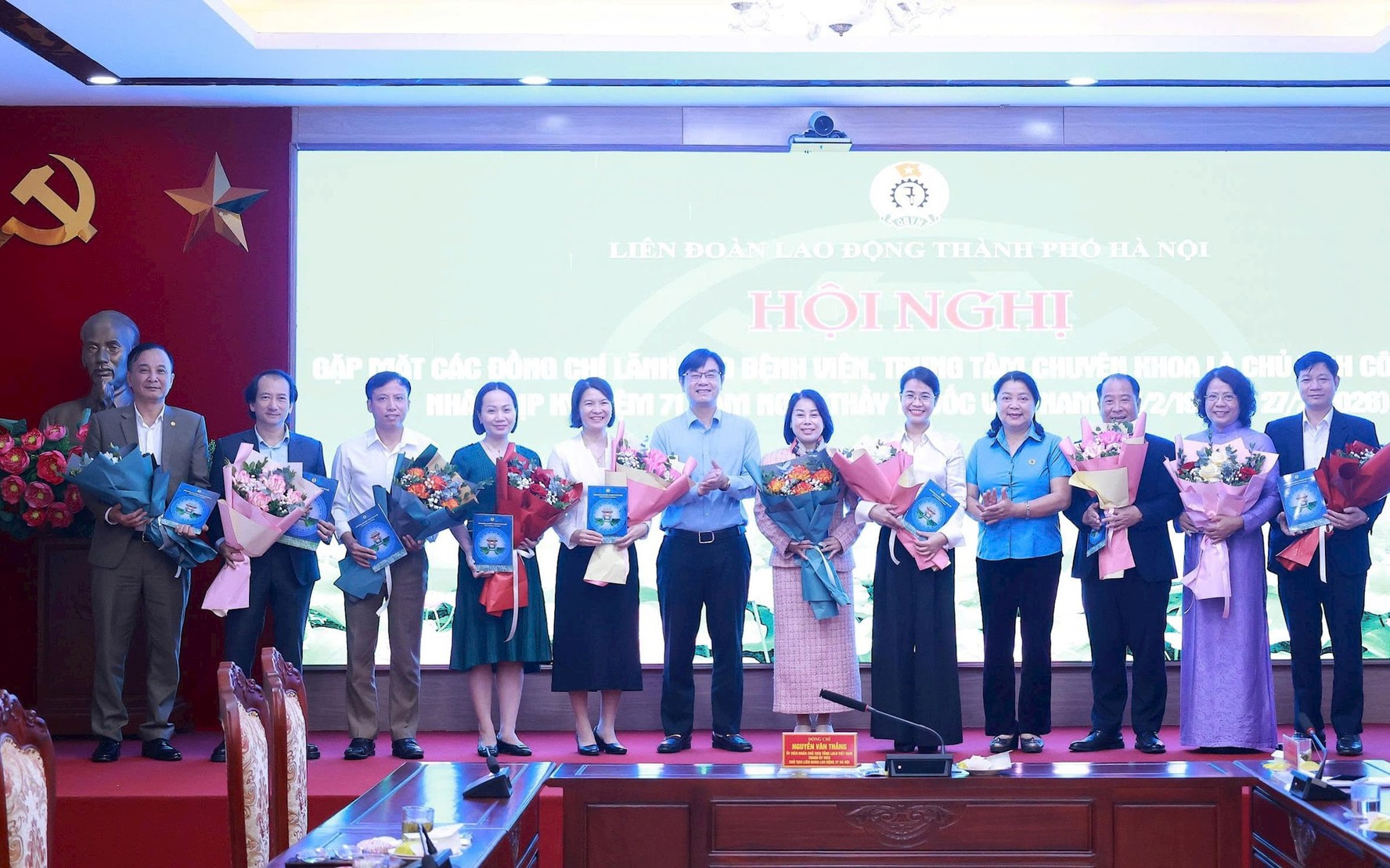 Lãnh đạo Liên đoàn Lao động thành phố Hà Nội chúc mừng các đồng chí lãnh đạo bệnh viện, trung tâm chuyên khoa là Chủ tịch Công đoàn.