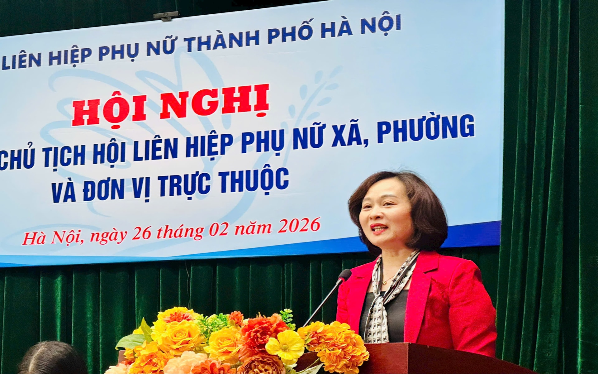 Phó Chủ tịch Thường trực Hội Liên hiệp phụ nữ thành phố Hà Nội Phạm Thị Thanh Hương báo cáo tại Hội nghị.