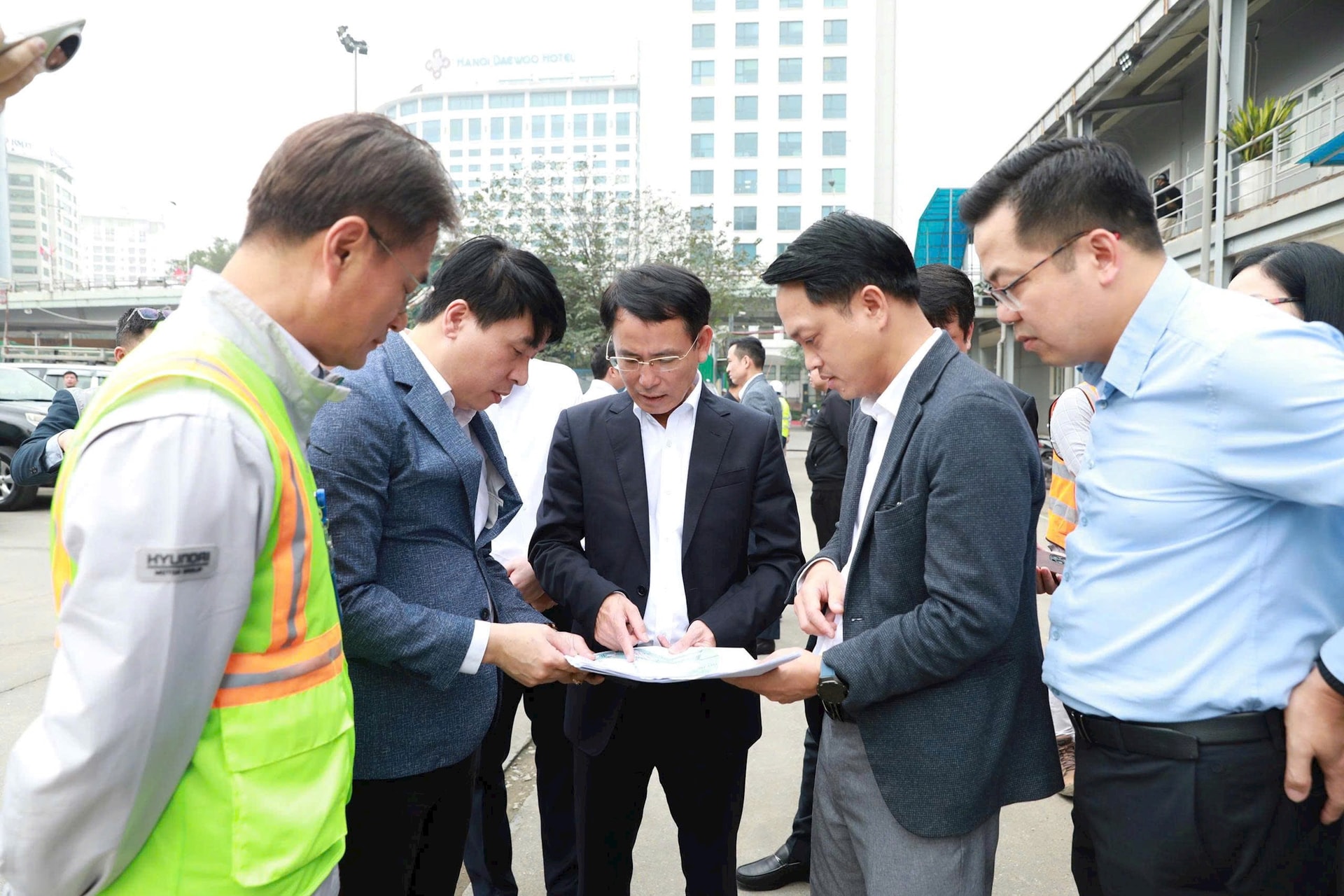 Đẩy nhanh tiến độ thi công, thu hẹp rào chắn hoàn trả mặt bằng giảm ùn tắc giao thông- Ảnh 1.