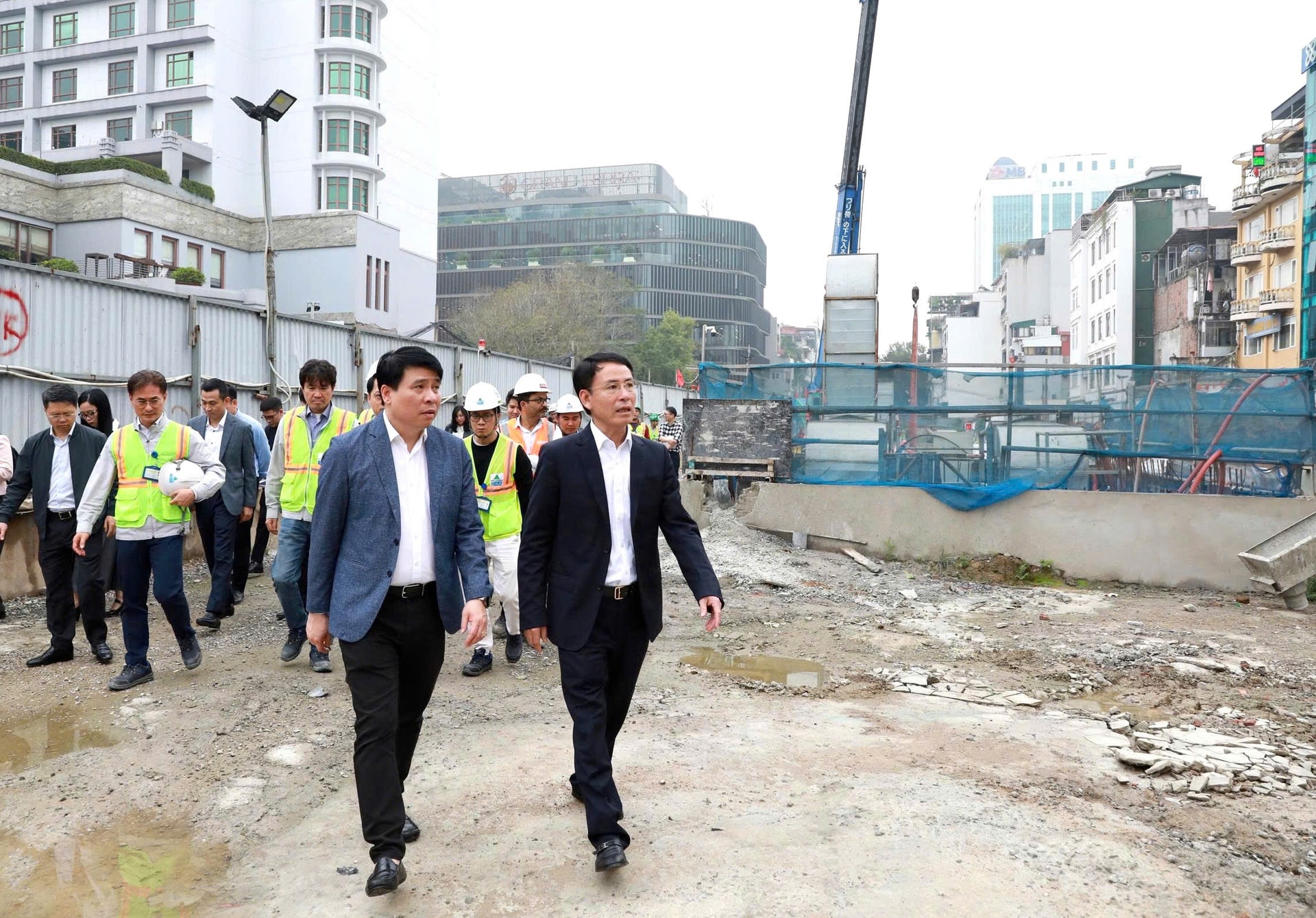 Đẩy nhanh tiến độ thi công, thu hẹp rào chắn hoàn trả mặt bằng giảm ùn tắc giao thông- Ảnh 2.