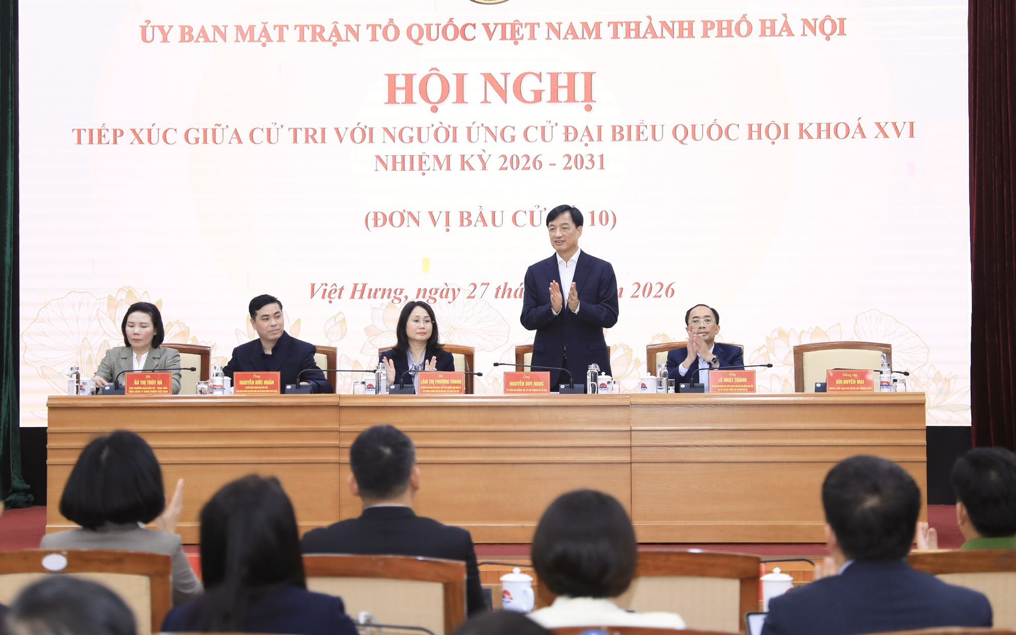 Bí thư Thành ủy Hà Nội Nguyễn Duy Ngọc và các ứng cử viên đại biểu Quốc hội tại hội nghị tiếp xúc cử tr
