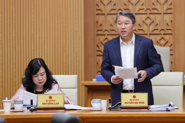 Thủ tướng Phạm Minh Chính: Xây dựng luật phải phân cấp, phân quyền tối đa, cắt giảm mọi thủ tục rườm rà- Ảnh 7.