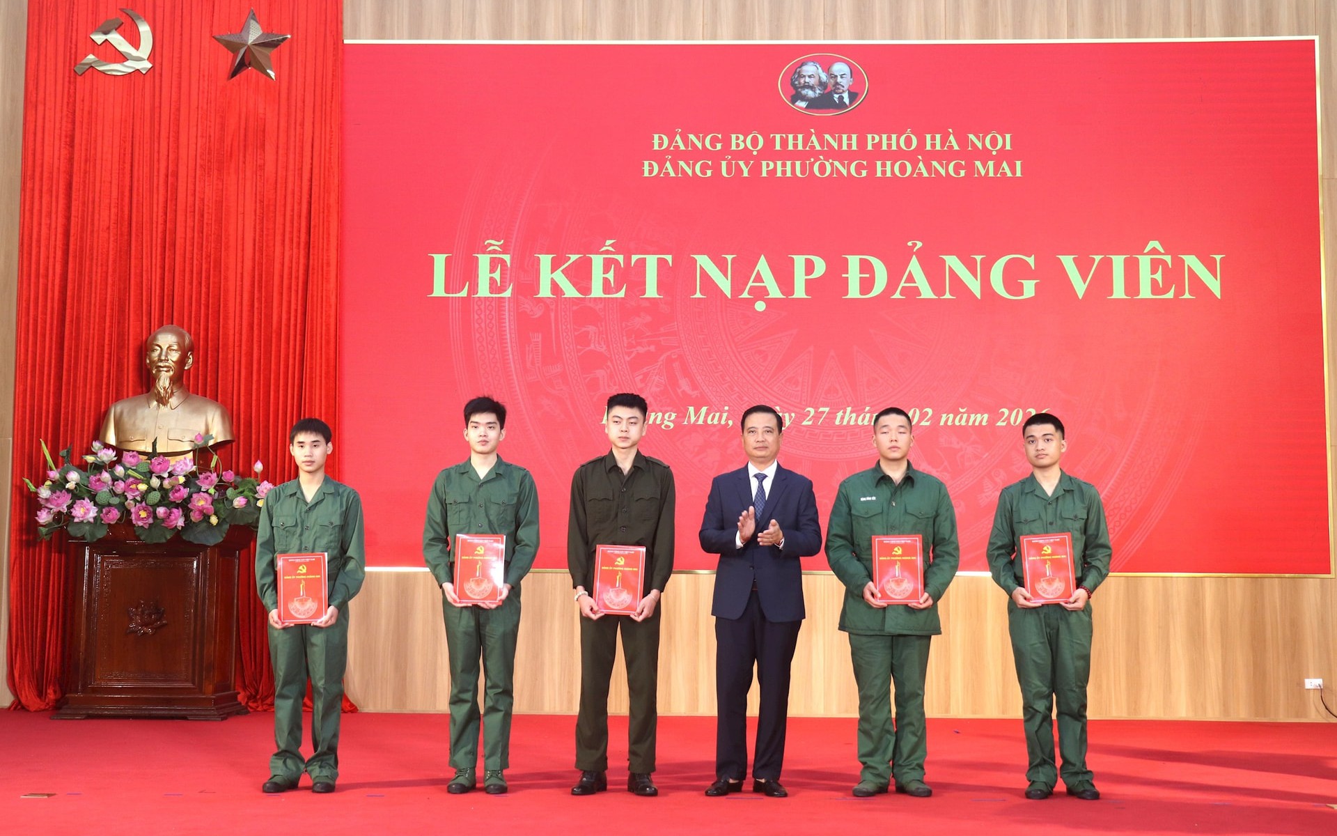 Bí thư Đảng ủy, Chủ tịch HĐND phường Hoàng Mai Nguyễn Xuân Linh trao quyết định kết nạp đảng viên cho 5 quần chúng ưu tú là tân binh nhập ngũ năm 2026.