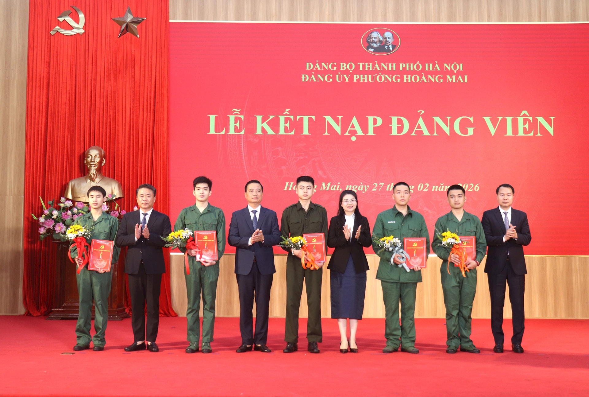 Phường Hoàng Mai: Kết nạp đảng 5 tân binh chuẩn bị lên đường nhập ngũ- Ảnh 1.