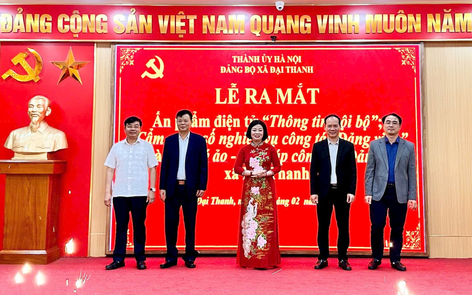 Các đại biểu thực hiện nghi thức ra mắt các ấn phẩm