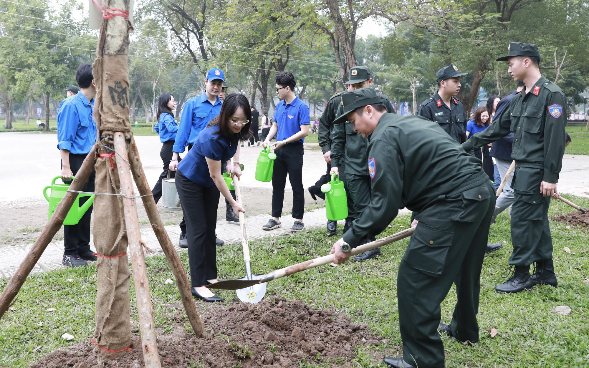 Các đại biểu hưởng ứng Tết trồng cây "Đời đời nhớ ơn Bác Hồ" tại Công viên Thống Nhất