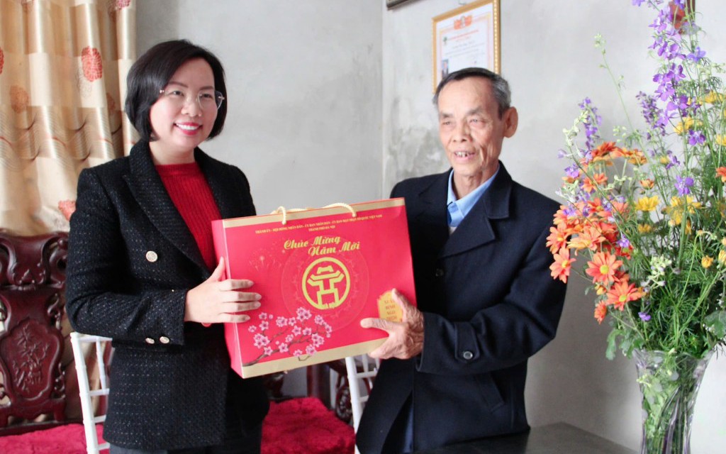 Chủ tịch Ủy ban MTTQ Việt Nam thành phố Hà Nội Bùi Huyền Mai thăm, tặng quà ông Chu Văn Đảng, tổ dân phố Tiền Huân 1, phường Sơn Tây.