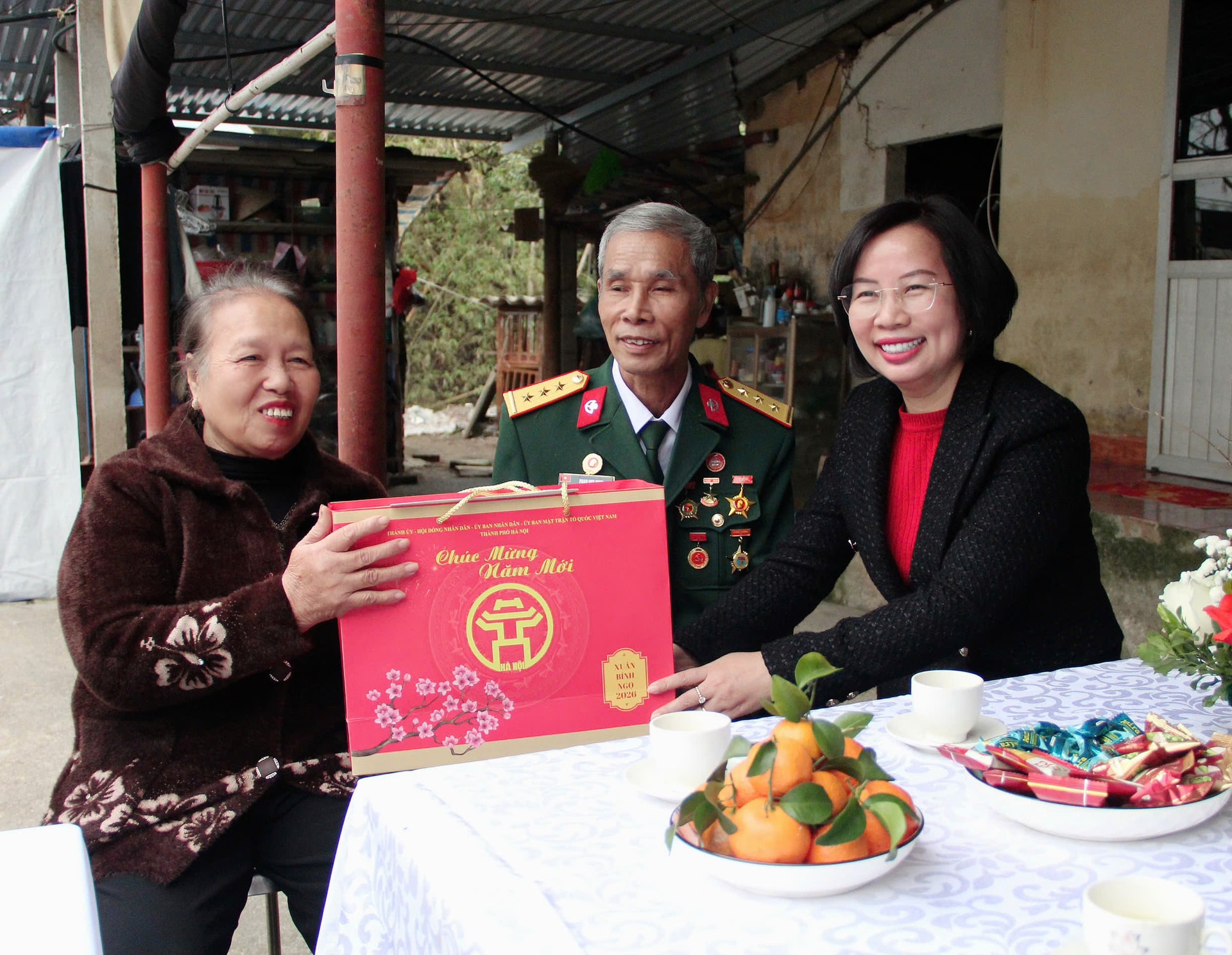 Chủ tịch Ủy ban MTTQ Việt Nam Thành phố Bùi Huyền Mai thăm, tặng quà người có công tại phường Sơn Tây- Ảnh 2.