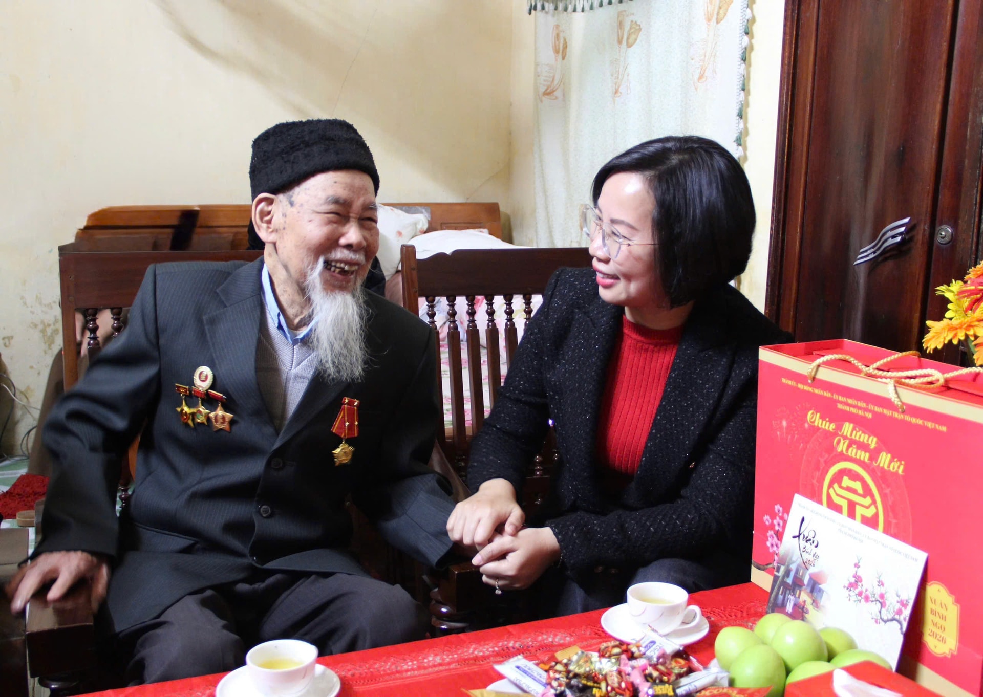 Chủ tịch Ủy ban MTTQ Việt Nam Thành phố Bùi Huyền Mai thăm, tặng quà người có công tại phường Sơn Tây- Ảnh 1.