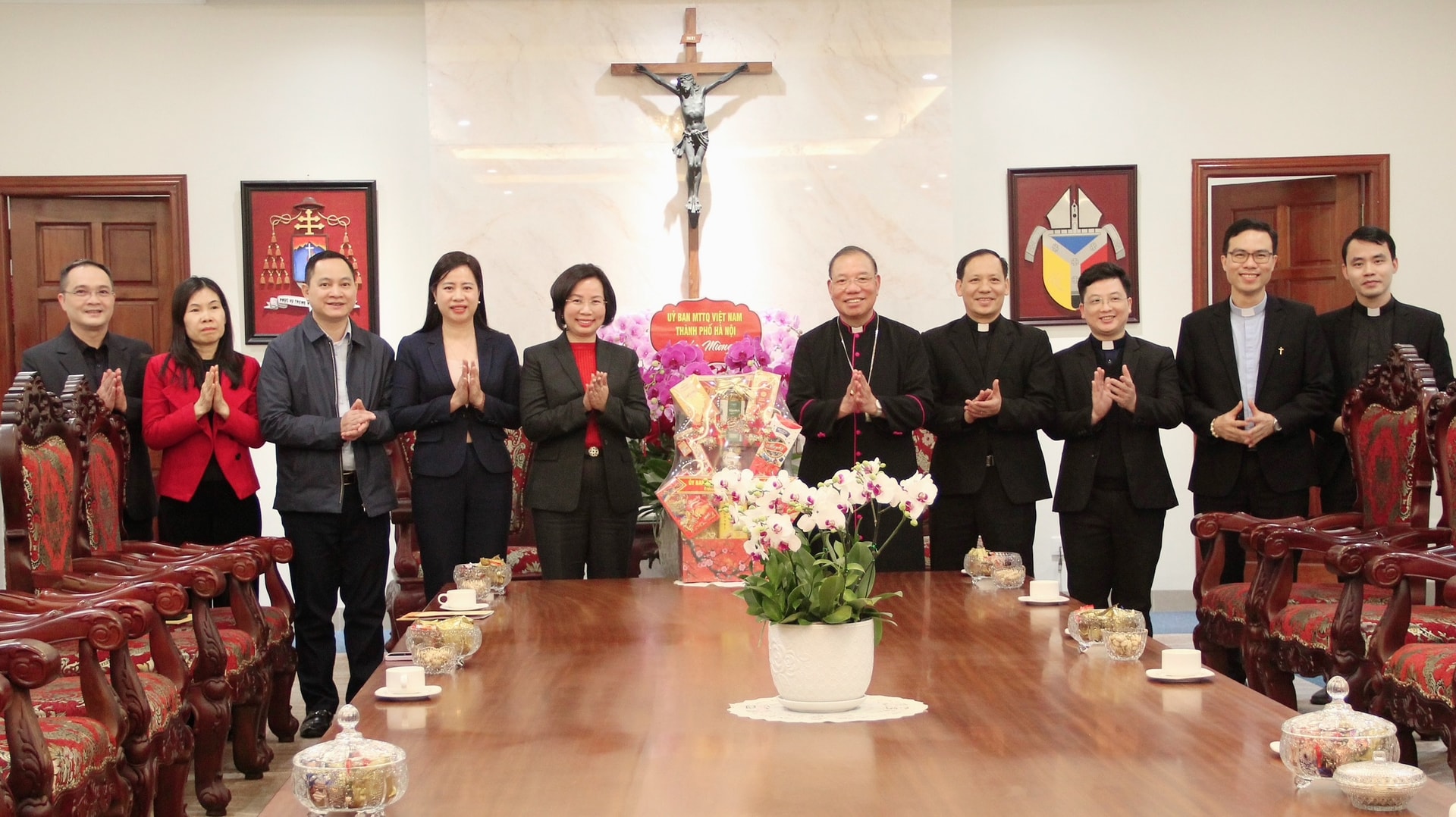 Chủ tịch Ủy ban MTTQ Việt Nam Thành phố Bùi Huyền Mai thăm, chúc Tết các tổ chức tôn giáo- Ảnh 1.