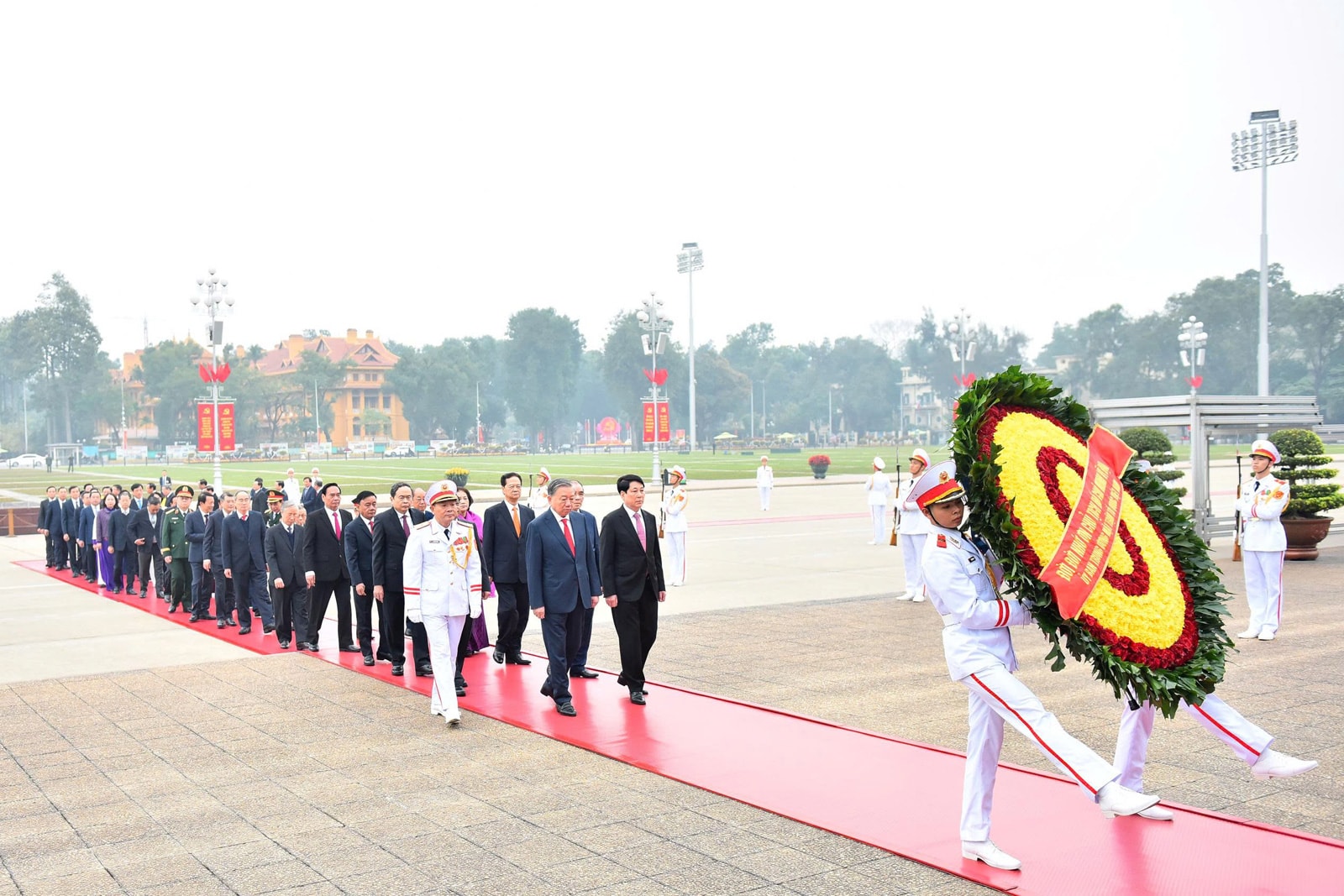 Lãnh đạo Đảng, Nhà nước và thành phố Hà Nội vào Lăng viếng Chủ tịch Hồ Chí Minh- Ảnh 1.