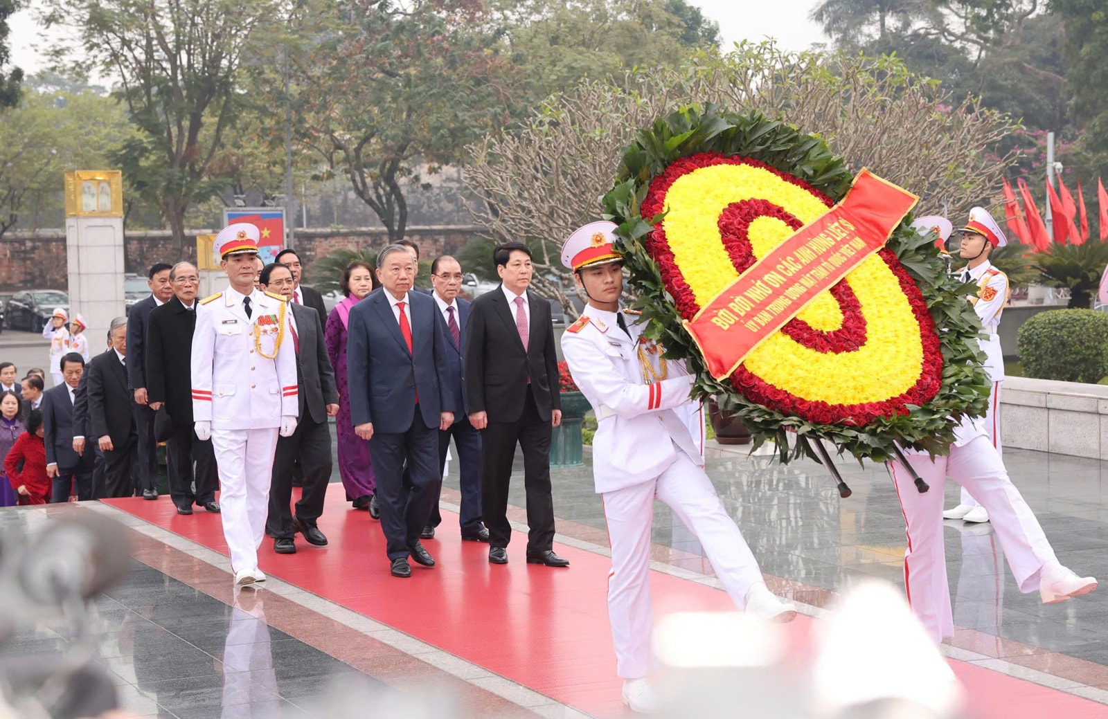 Lãnh đạo Đảng, Nhà nước và thành phố Hà Nội vào Lăng viếng Chủ tịch Hồ Chí Minh- Ảnh 2.