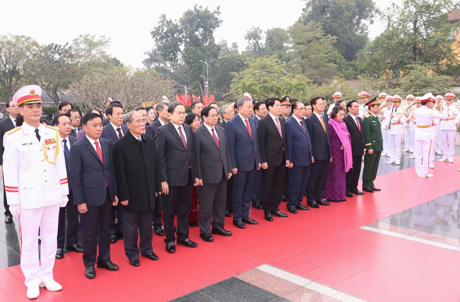 Lãnh đạo Đảng, Nhà nước và thành phố Hà Nội vào Lăng viếng Chủ tịch Hồ Chí Minh- Ảnh 3.