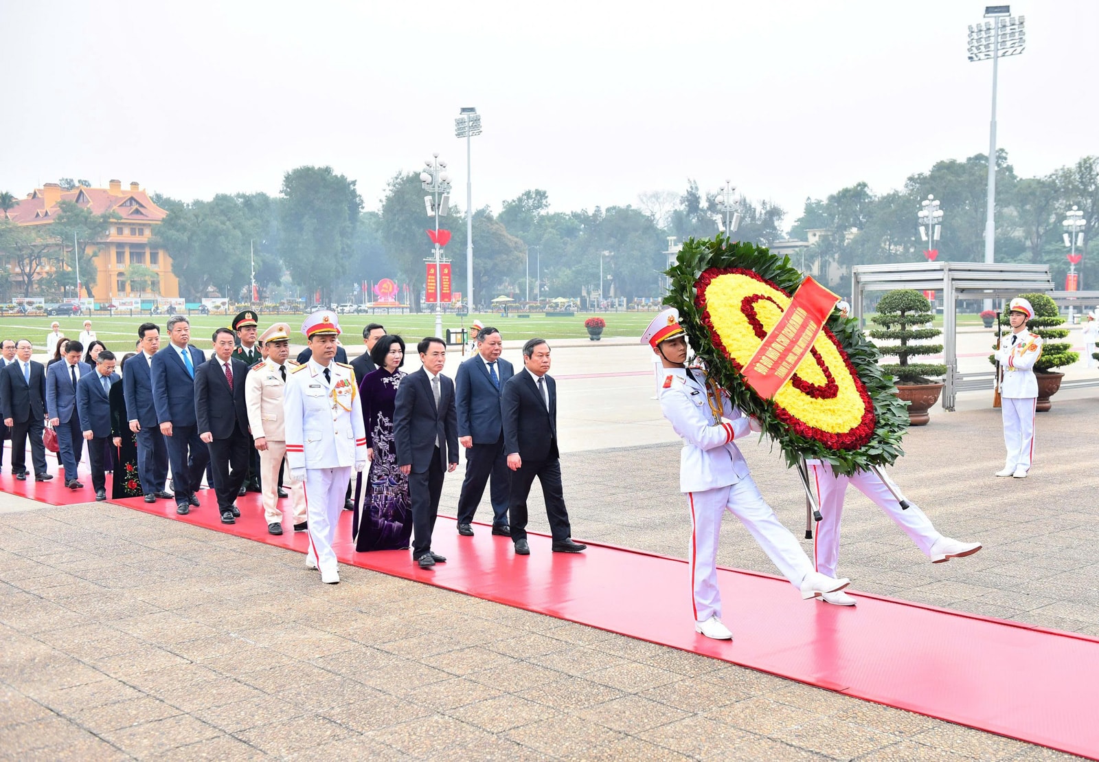 Lãnh đạo Đảng, Nhà nước và thành phố Hà Nội vào Lăng viếng Chủ tịch Hồ Chí Minh- Ảnh 4.