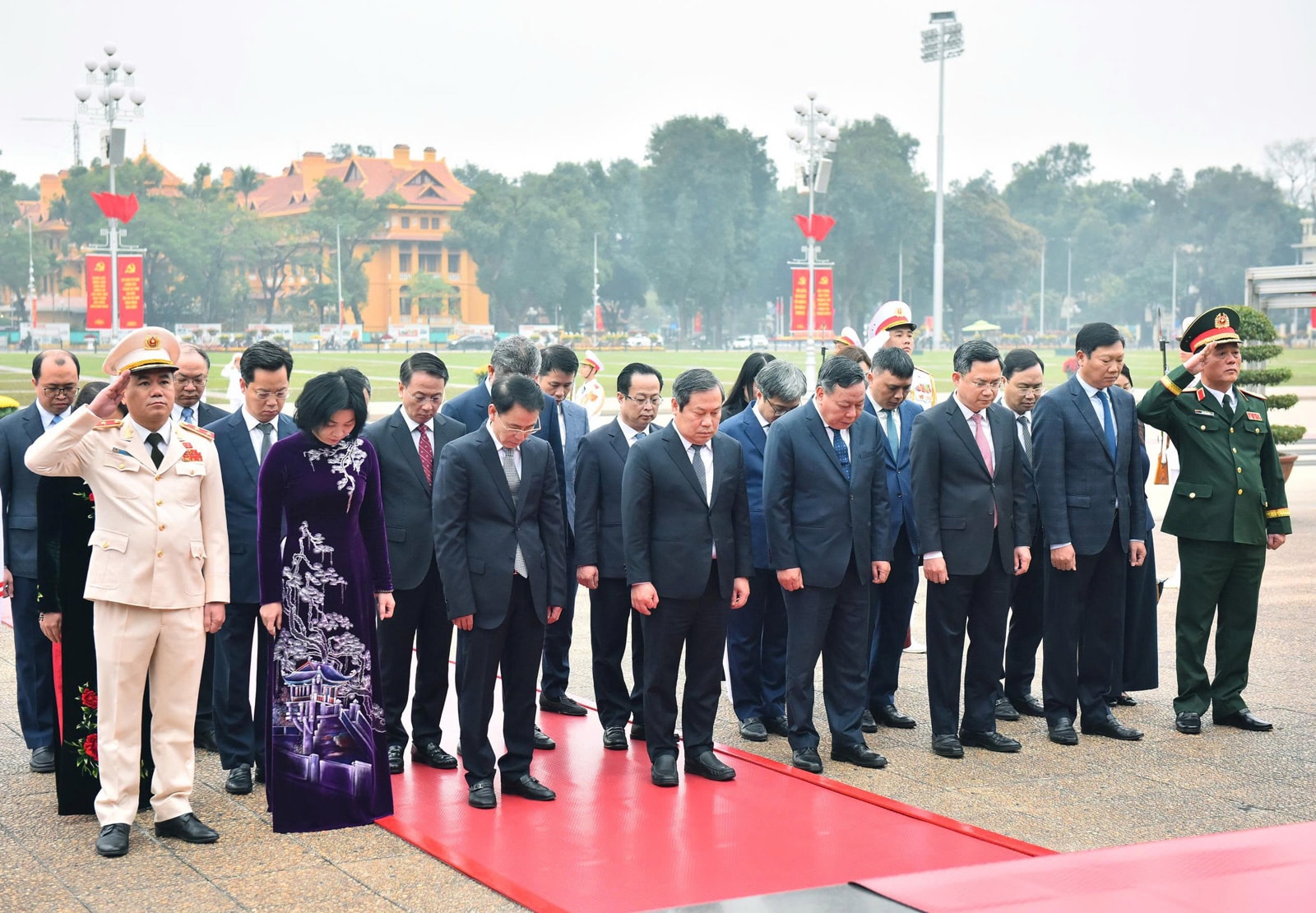Lãnh đạo Đảng, Nhà nước và thành phố Hà Nội vào Lăng viếng Chủ tịch Hồ Chí Minh- Ảnh 5.