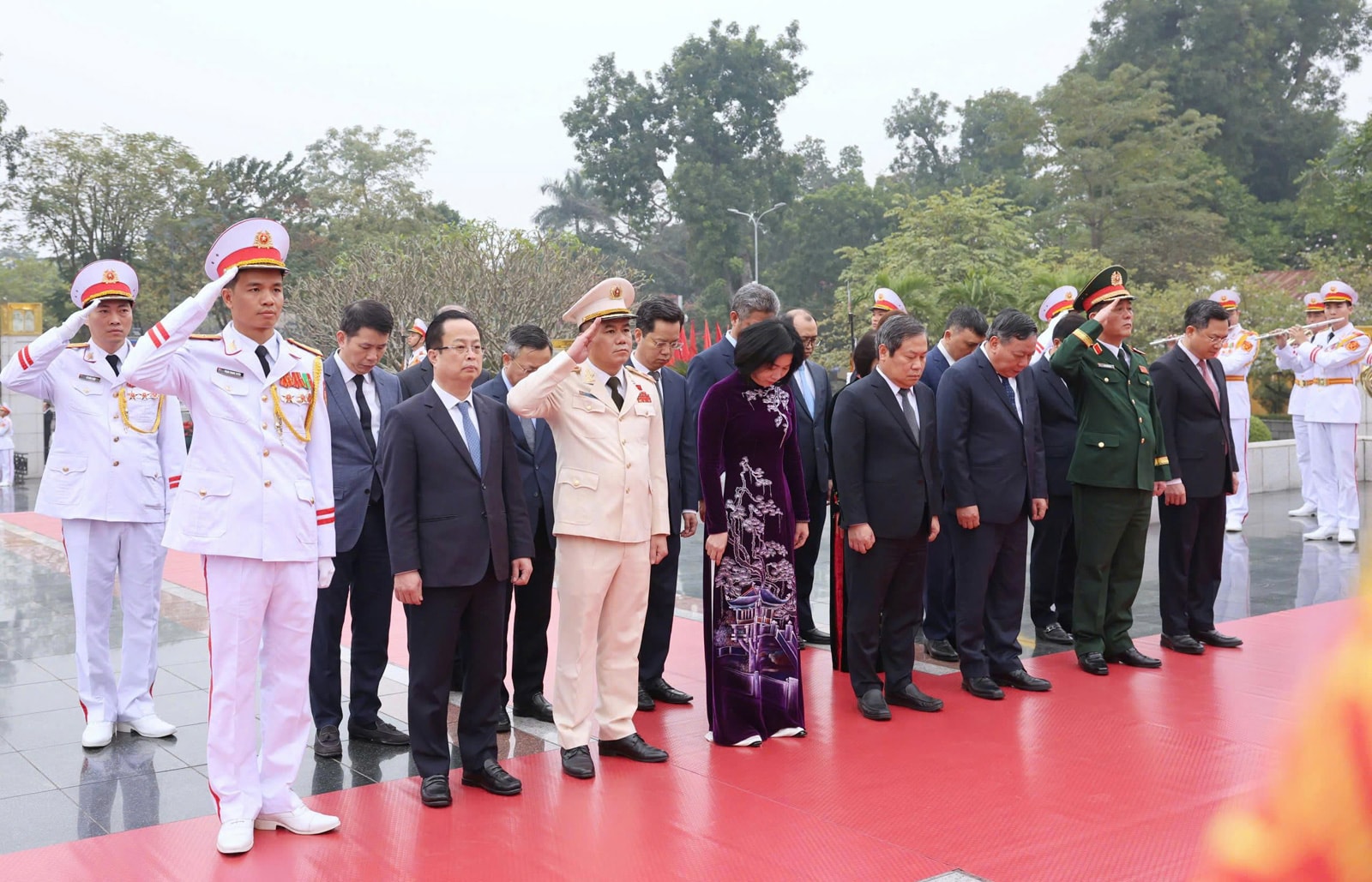 Lãnh đạo Đảng, Nhà nước và thành phố Hà Nội vào Lăng viếng Chủ tịch Hồ Chí Minh- Ảnh 7.