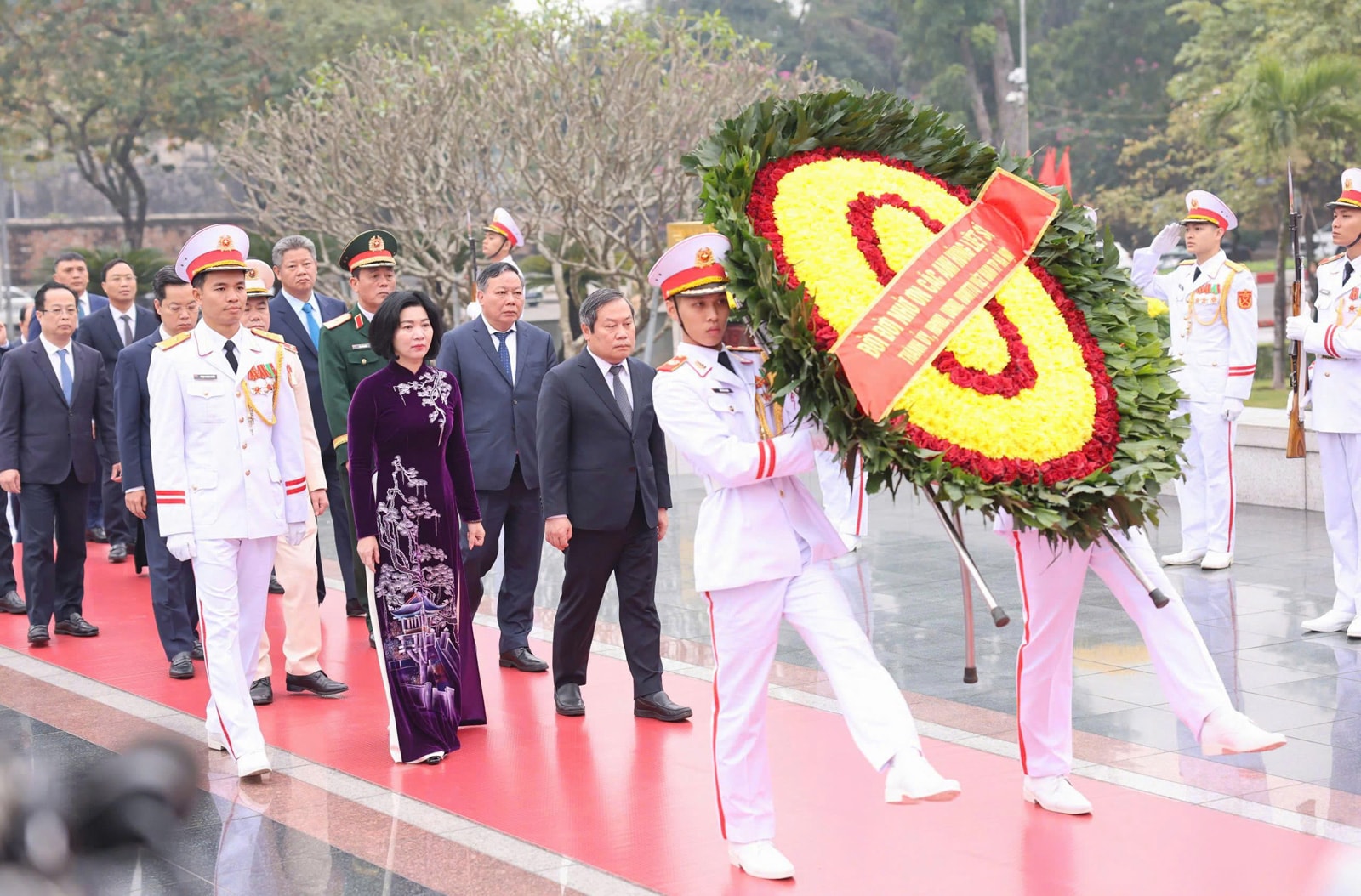 Lãnh đạo Đảng, Nhà nước và thành phố Hà Nội vào Lăng viếng Chủ tịch Hồ Chí Minh- Ảnh 6.