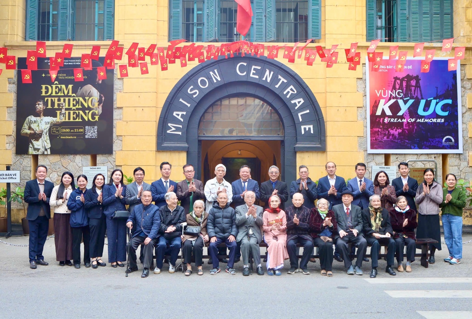 Phó Bí thư Thường trực Thành ủy Nguyễn Văn Phong thăm, tặng quà cán bộ lão thành- Ảnh 4.