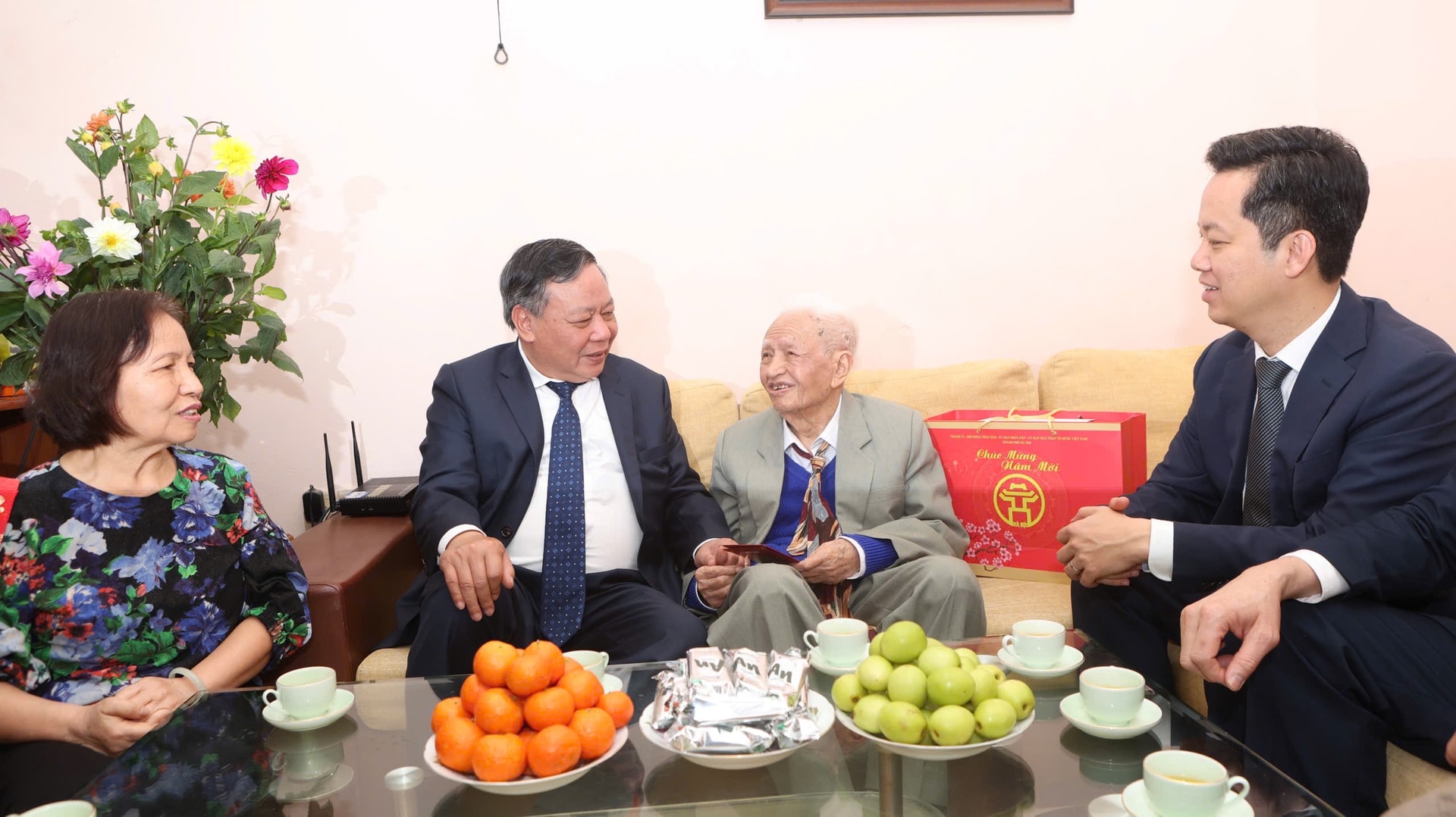 Phó Bí thư Thường trực Thành ủy Nguyễn Văn Phong thăm, tặng quà cán bộ lão thành- Ảnh 3.