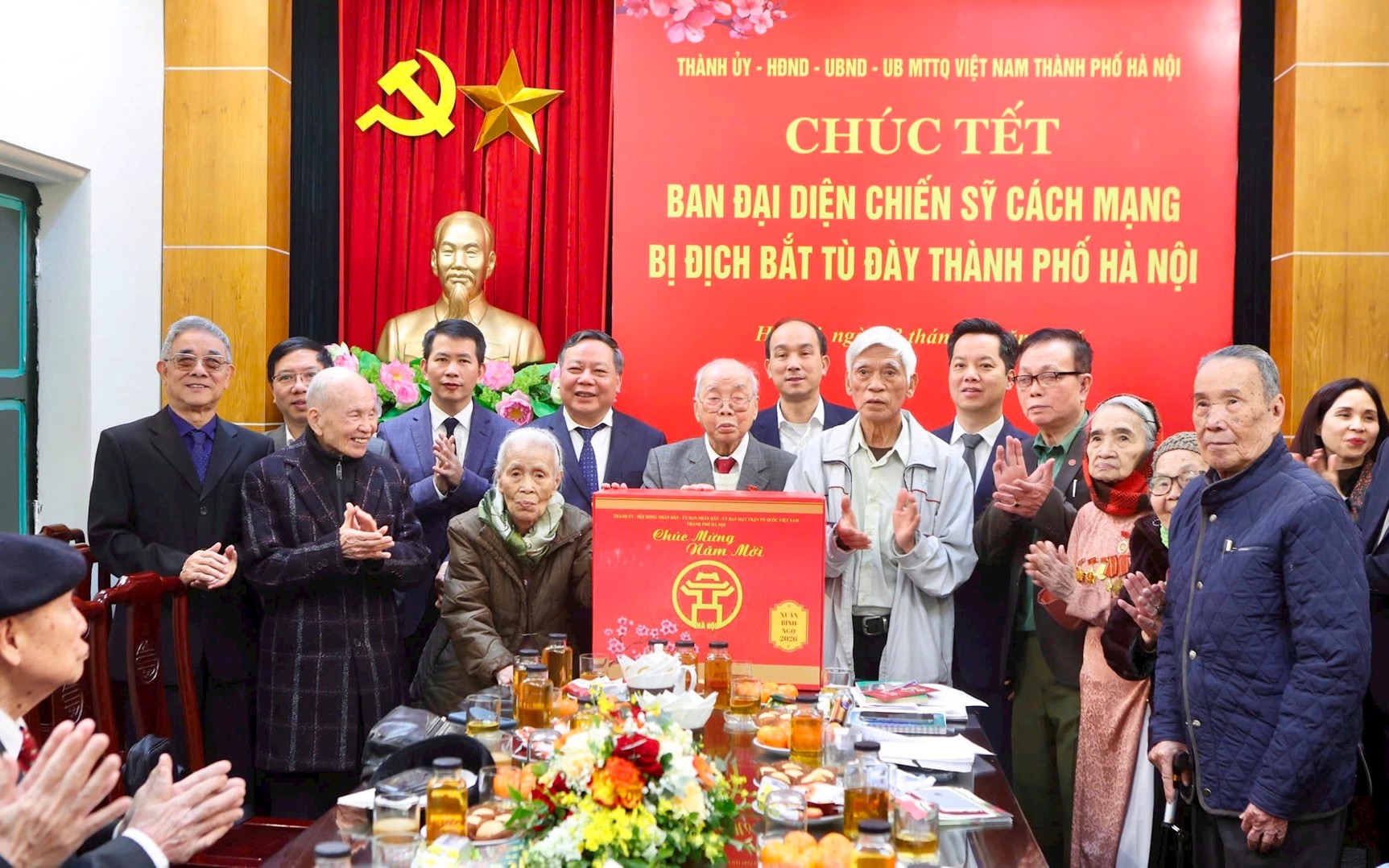 Phó Bí thư Thường trực Thành ủy Hà Nội Nguyễn Văn Phong thăm, tặng quà Ban Đại diện chiến sĩ cách mạng bị địch bắt tù đày thành phố Hà Nội.