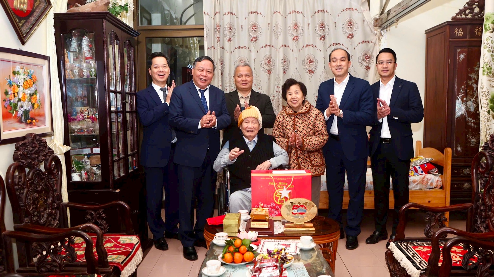 Phó Bí thư Thường trực Thành ủy Nguyễn Văn Phong thăm, tặng quà cán bộ lão thành- Ảnh 2.