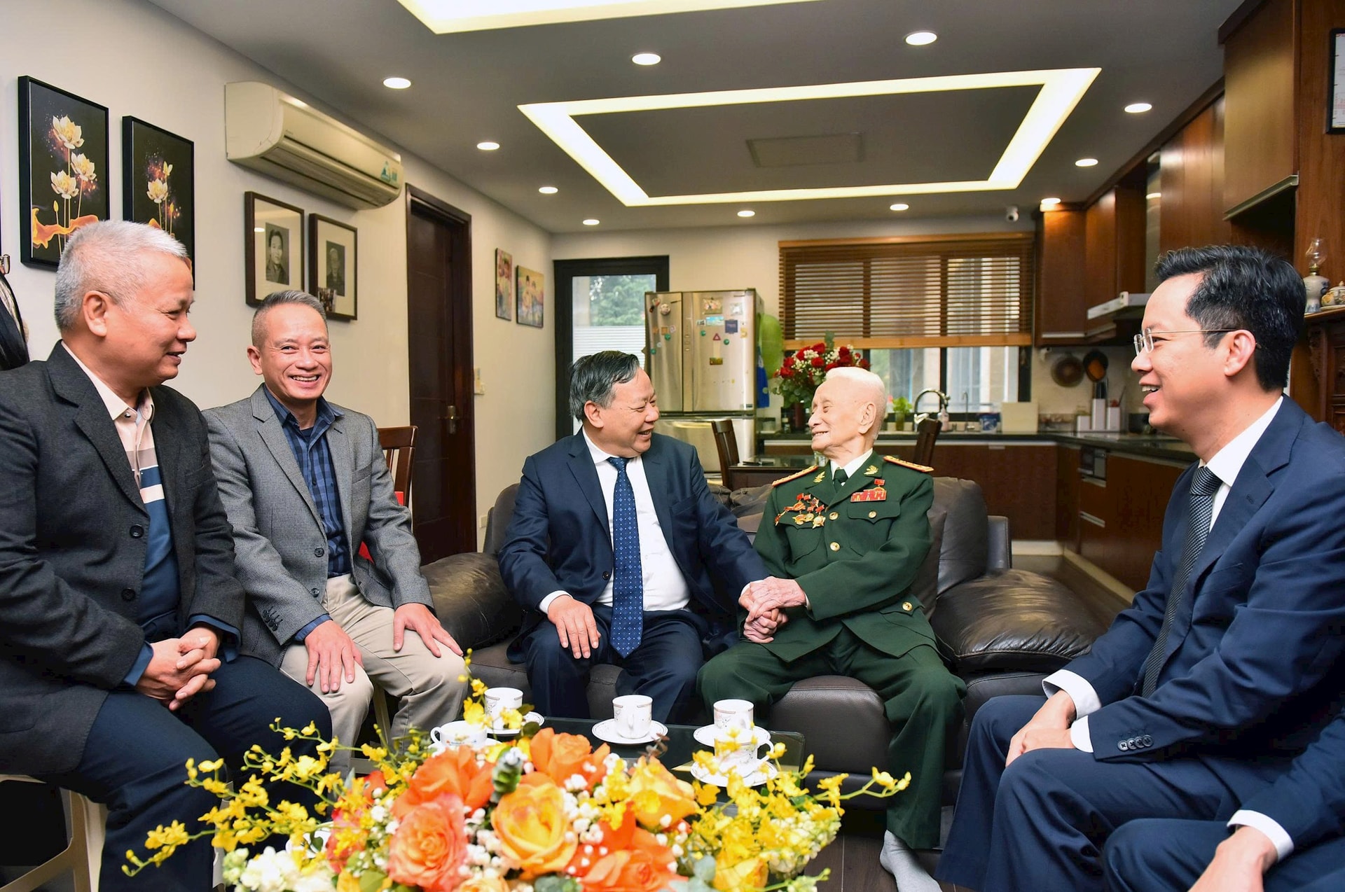 Phó Bí thư Thường trực Thành ủy Nguyễn Văn Phong thăm, tặng quà cán bộ lão thành- Ảnh 1.