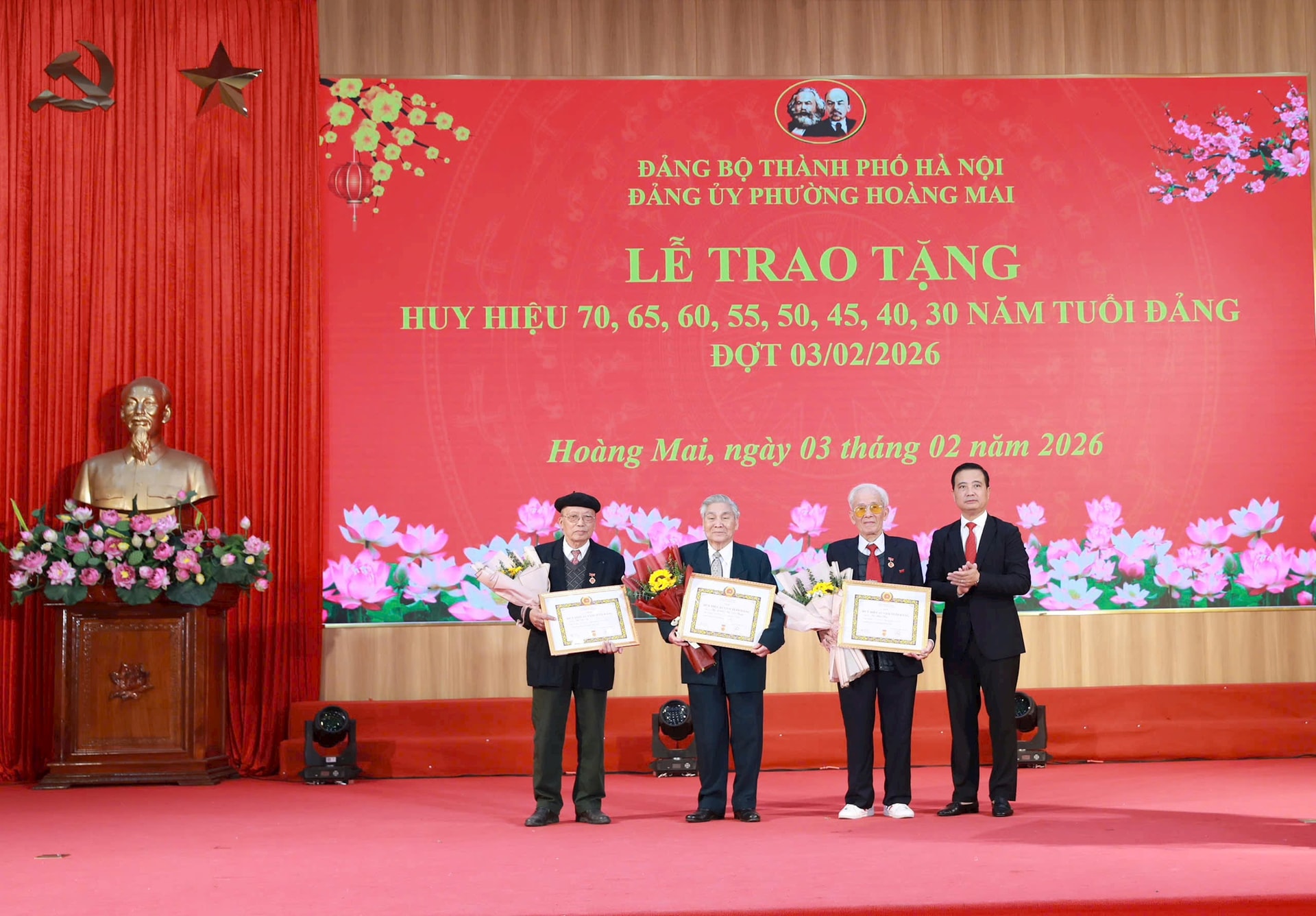 Phường Hoàng Mai kỷ niệm 96 năm Ngày thành lập Đảng và trao tặng, truy tặng Huy hiệu Đảng- Ảnh 1.