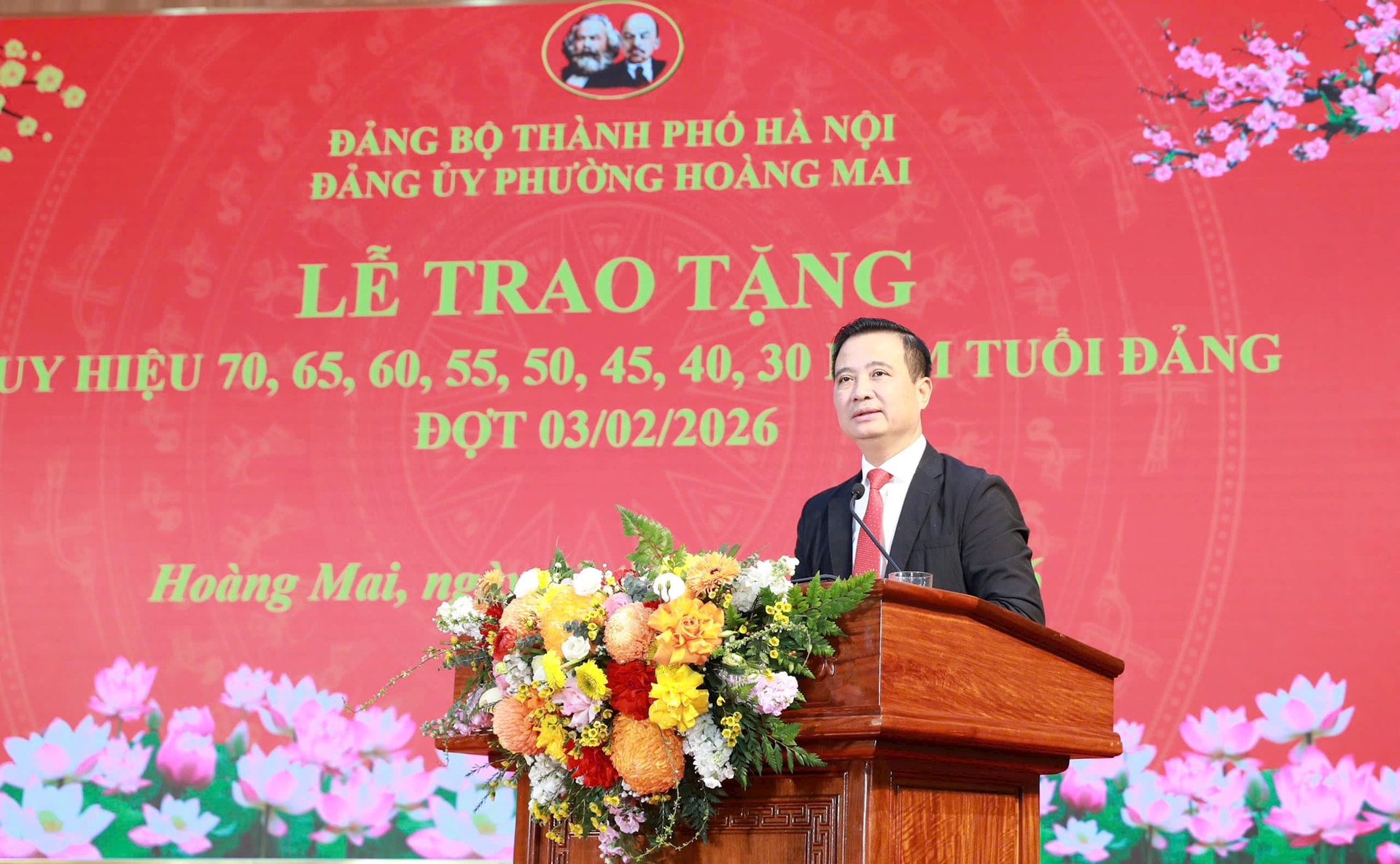 Phường Hoàng Mai kỷ niệm 96 năm Ngày thành lập Đảng và trao tặng, truy tặng Huy hiệu Đảng- Ảnh 2.