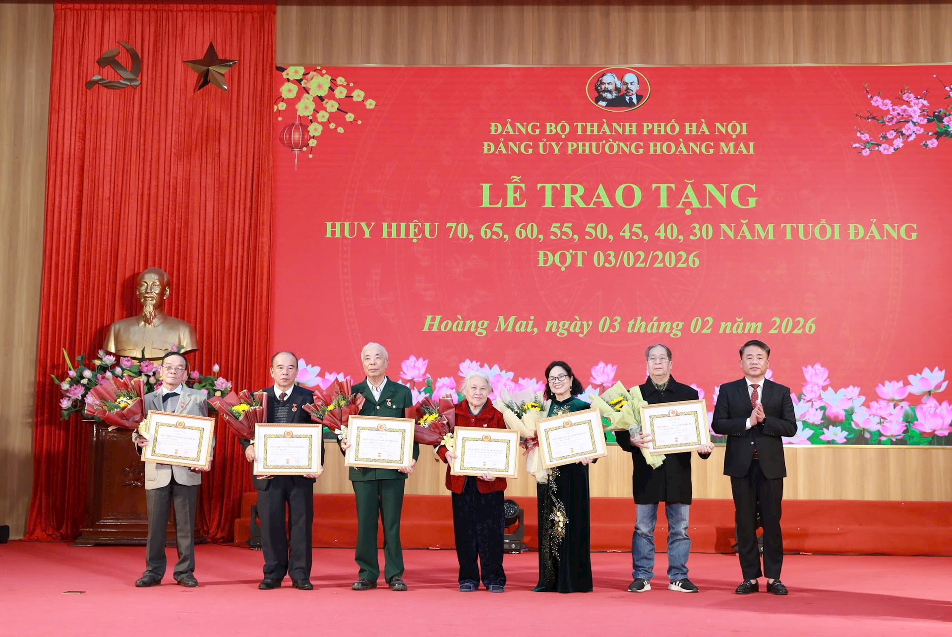 Phường Hoàng Mai kỷ niệm 96 năm Ngày thành lập Đảng và trao tặng, truy tặng Huy hiệu Đảng- Ảnh 3.