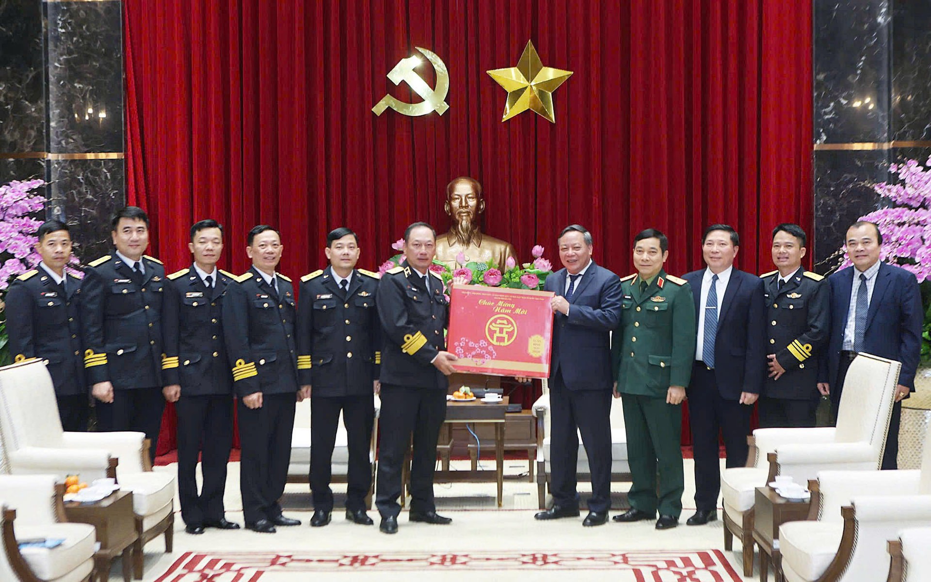 Phó Bí thư Thường trực Thành ủy Hà Nội Nguyễn Văn Phong tặng quà Đoàn công tác của Quân chủng Hải quân