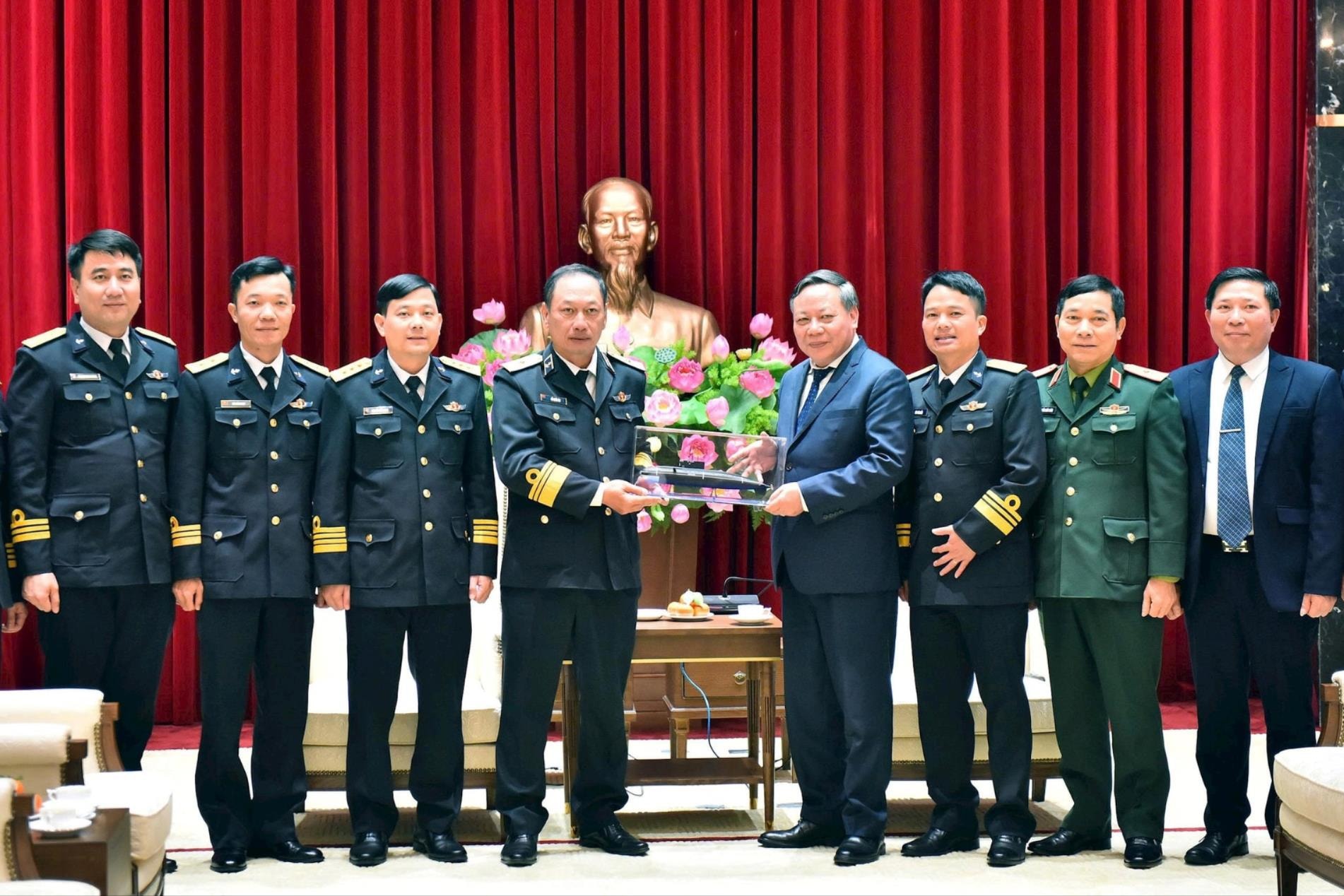 Phó Bí thư Thường trực Thành ủy Nguyễn Văn Phong tiếp Đoàn công tác Quân chủng Hải quân- Ảnh 1.