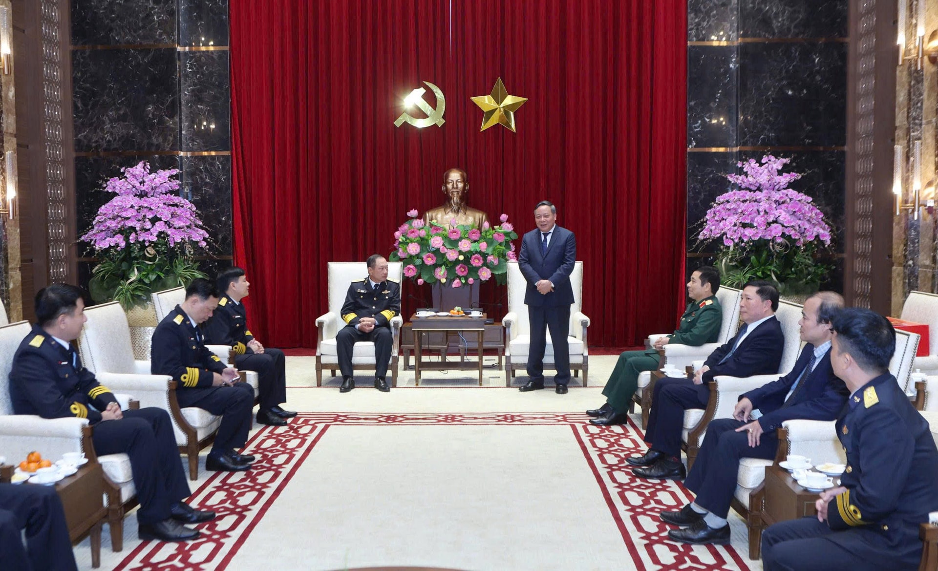 Phó Bí thư Thường trực Thành ủy Nguyễn Văn Phong tiếp Đoàn công tác Quân chủng Hải quân- Ảnh 2.