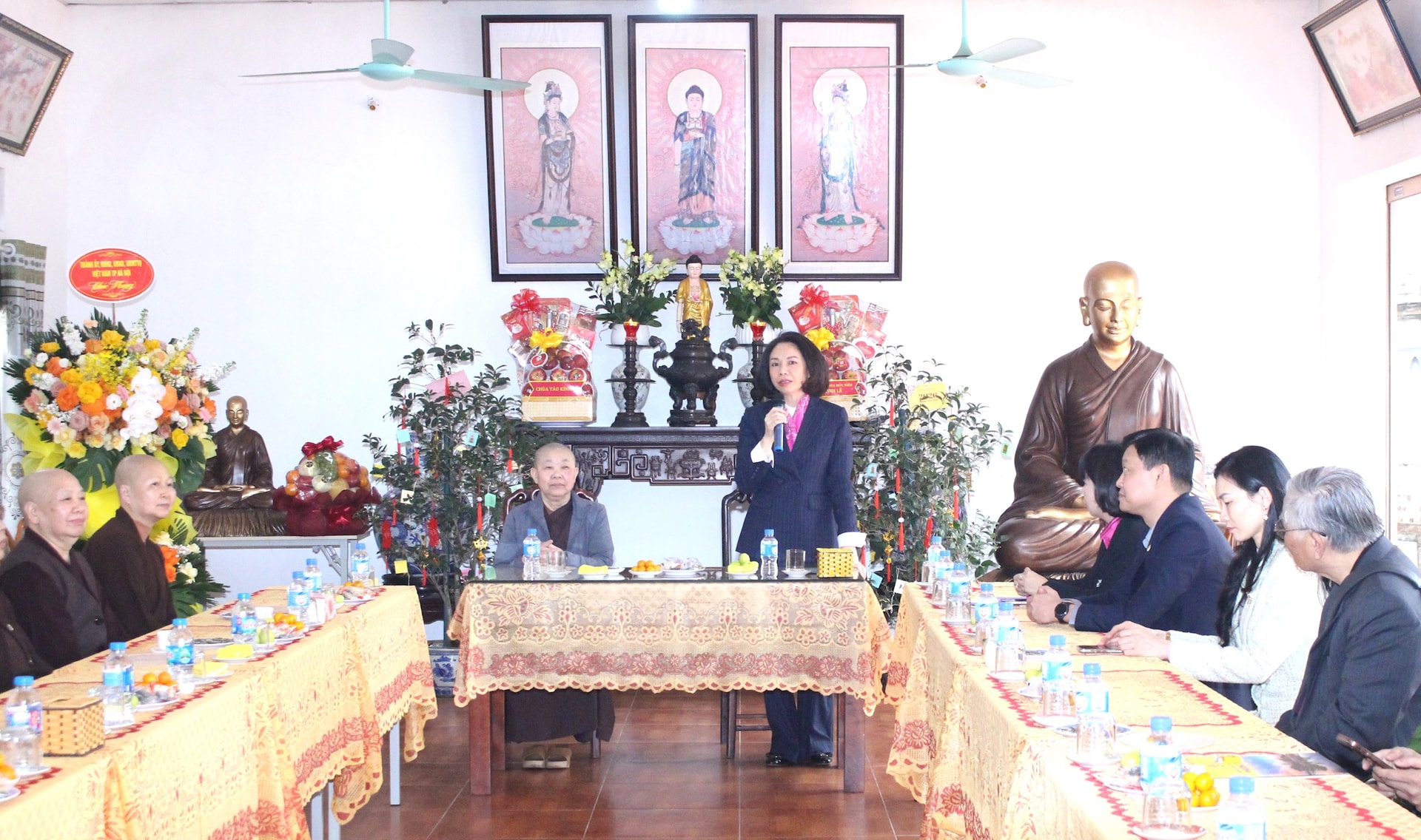 Phó Chủ tịch UBND Thành phố Vũ Thu Hà thăm, chúc Tết cơ sở tôn giáo, một số đơn vị trên địa bàn- Ảnh 1.