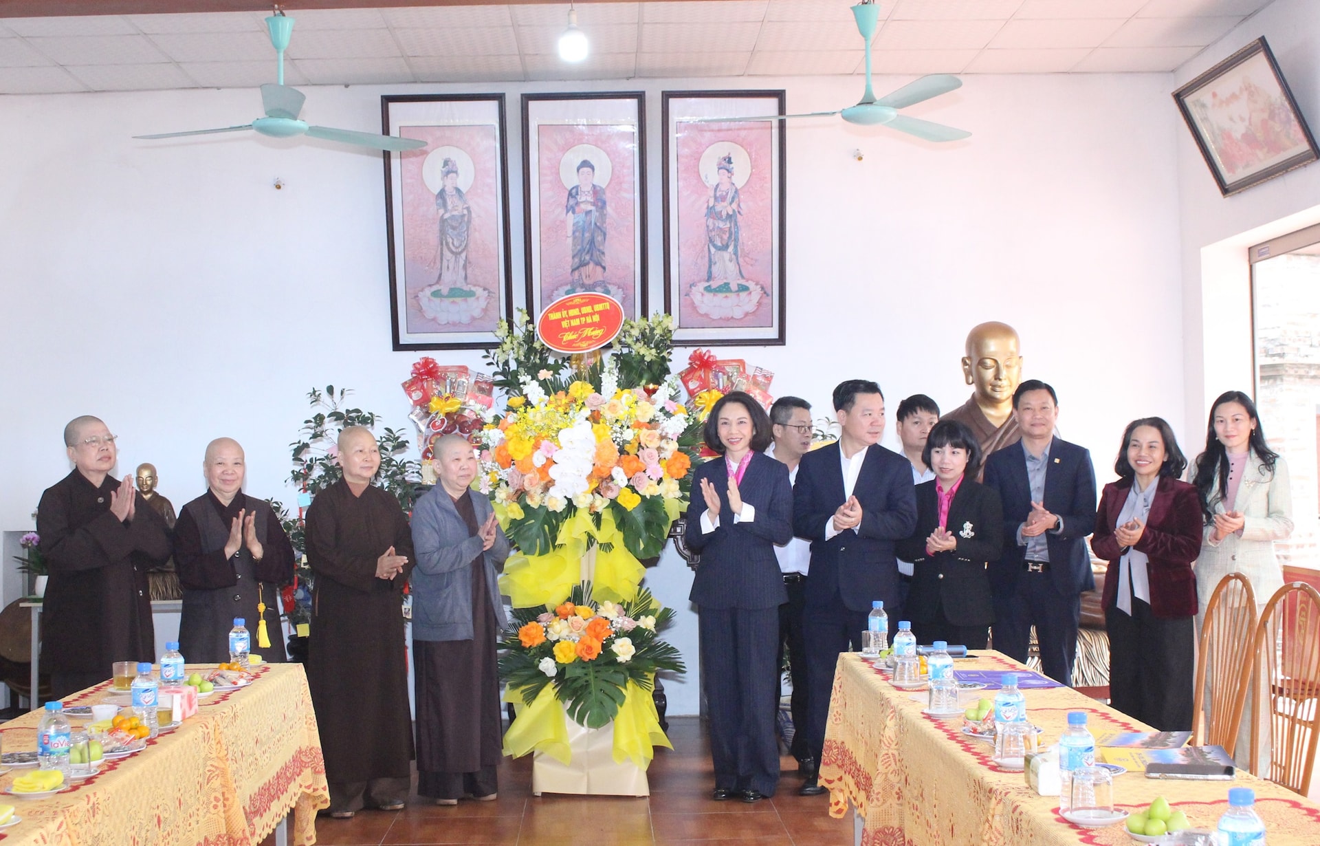 Phó Chủ tịch UBND Thành phố Vũ Thu Hà thăm, chúc Tết cơ sở tôn giáo, một số đơn vị trên địa bàn- Ảnh 3.