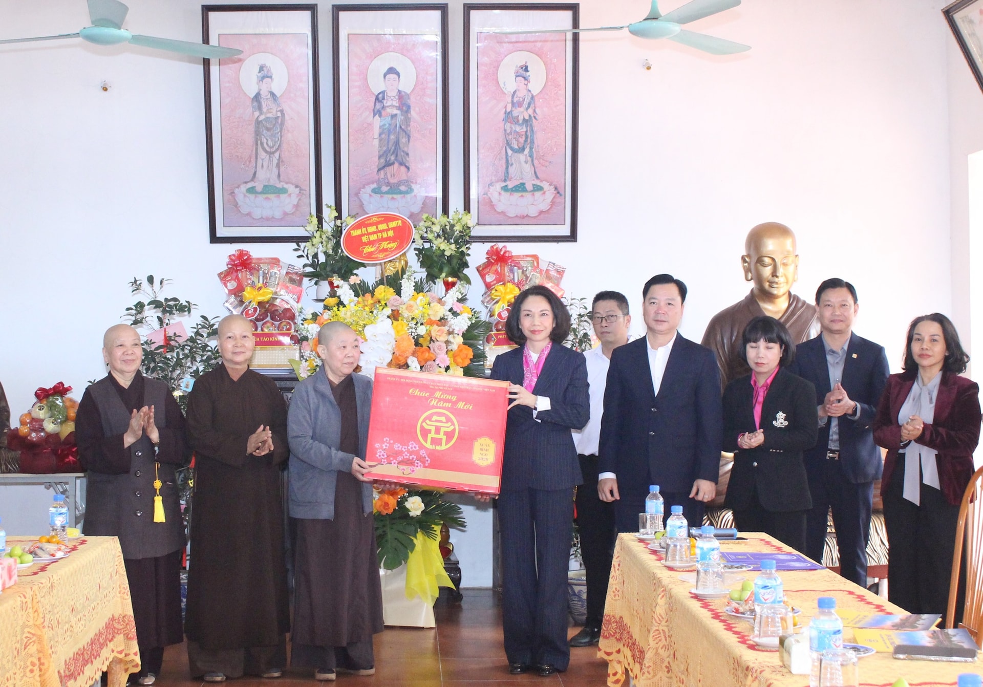 Phó Chủ tịch UBND Thành phố Vũ Thu Hà thăm, chúc Tết cơ sở tôn giáo, một số đơn vị trên địa bàn- Ảnh 4.