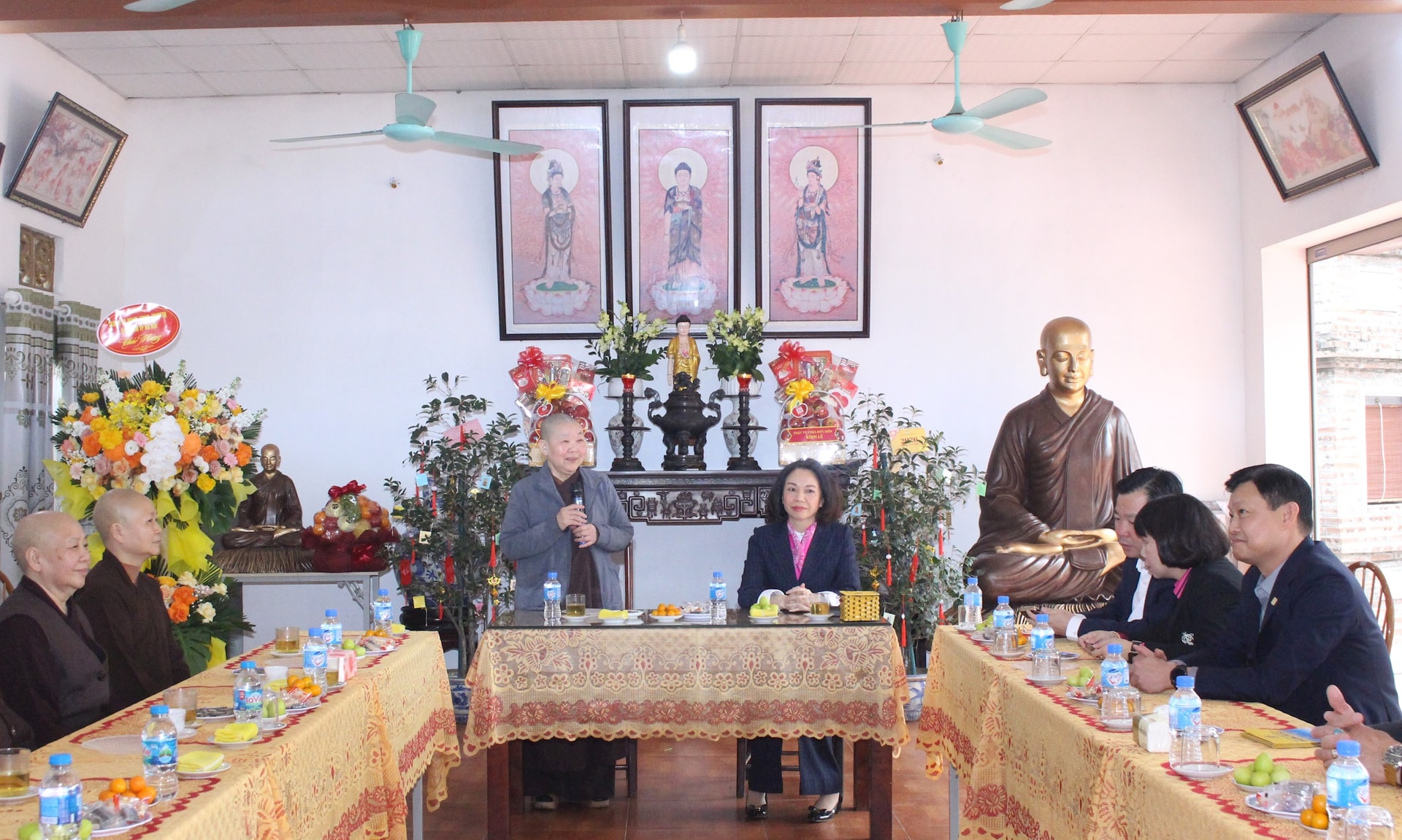 Phó Chủ tịch UBND Thành phố Vũ Thu Hà thăm, chúc Tết cơ sở tôn giáo, một số đơn vị trên địa bàn- Ảnh 2.