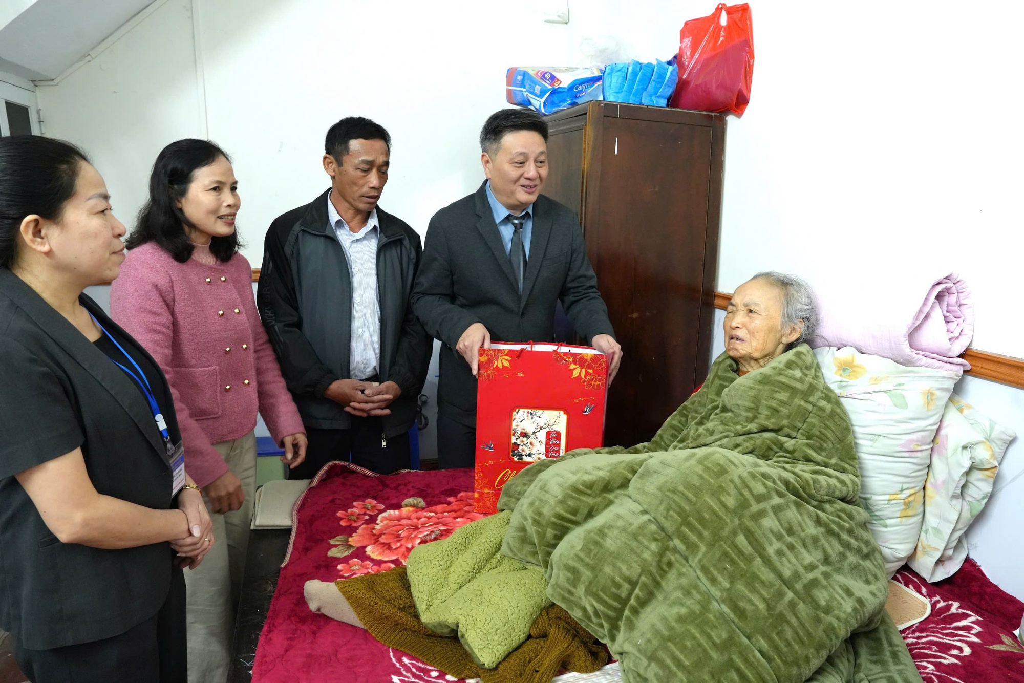 Xã Thanh Oai thăm, tặng quà nhân dịp Tết Nguyên đán Bính Ngọ- Ảnh 4.