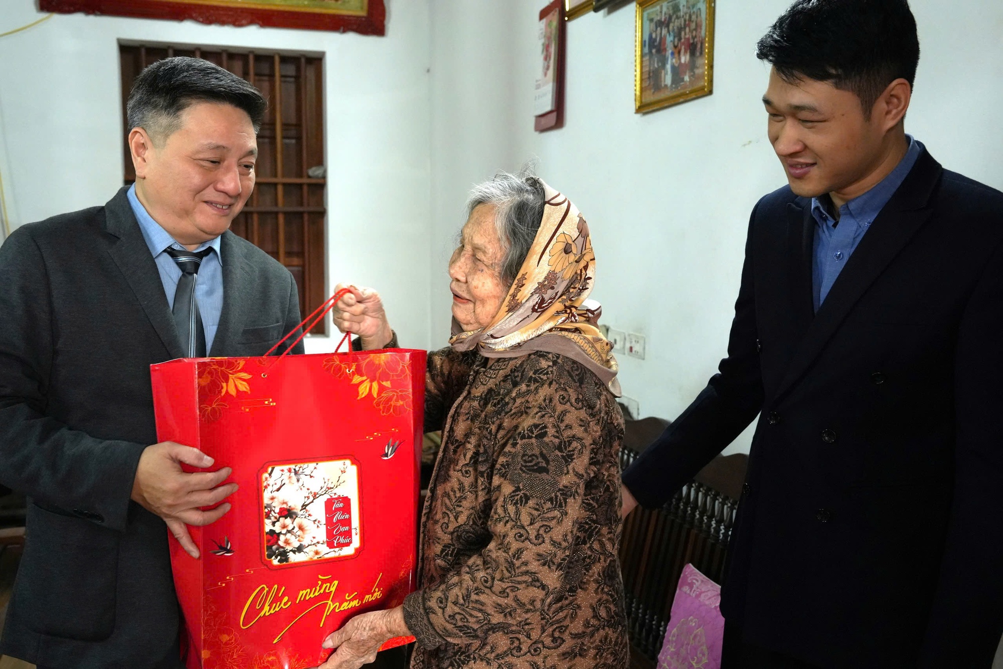 Xã Thanh Oai thăm, tặng quà nhân dịp Tết Nguyên đán Bính Ngọ- Ảnh 2.