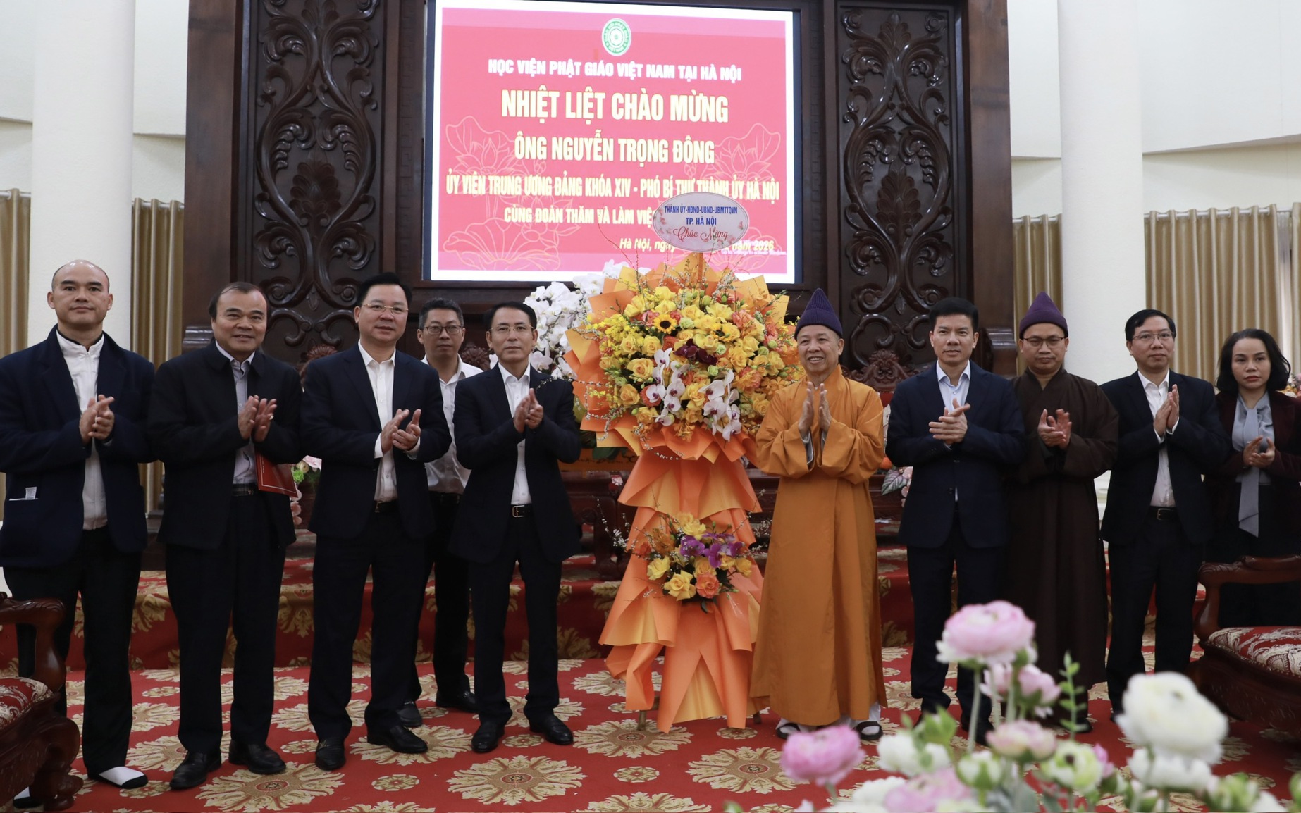 Phó Bí thư Thành ủy Nguyễn Trọng Đông tặng hoa chúc mừng Học viện Phật giáo Việt Nam tại Hà Nội