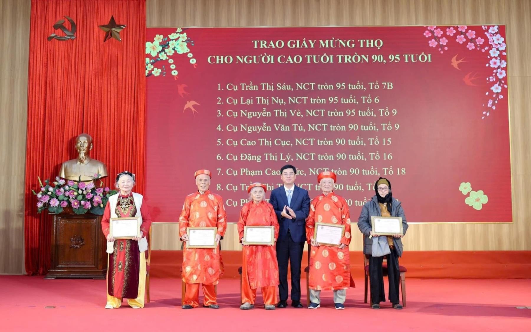 Bí thư Đảng ủy, Chủ tịch HĐND phường Yên Sở Nguyễn Minh Tâm trao Giấy mừng thọ cho người cao tuổi tròn 90, 95 tuổi